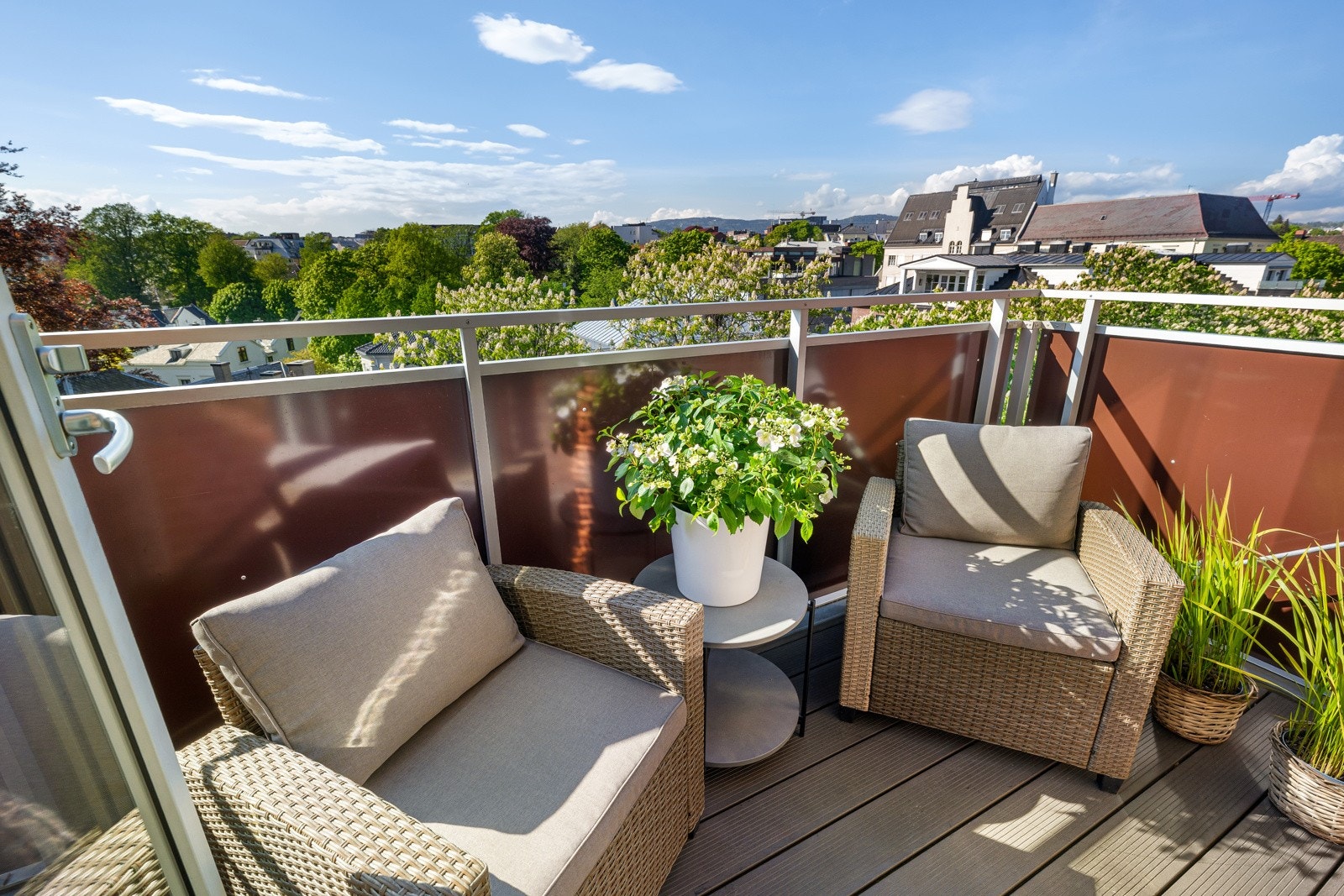 Balkongen er en herlig forlengelse av stuen - solrik og skjermet i 7. etasje Galleribilde