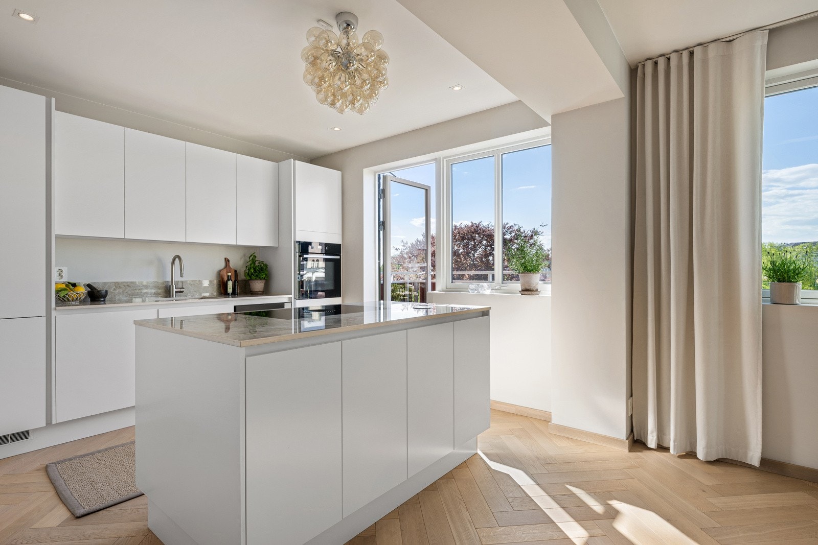 Kjøkkenet er spesialtilpasset fra HTH og utformet med både funksjon og estetikk i fokus Galleribilde