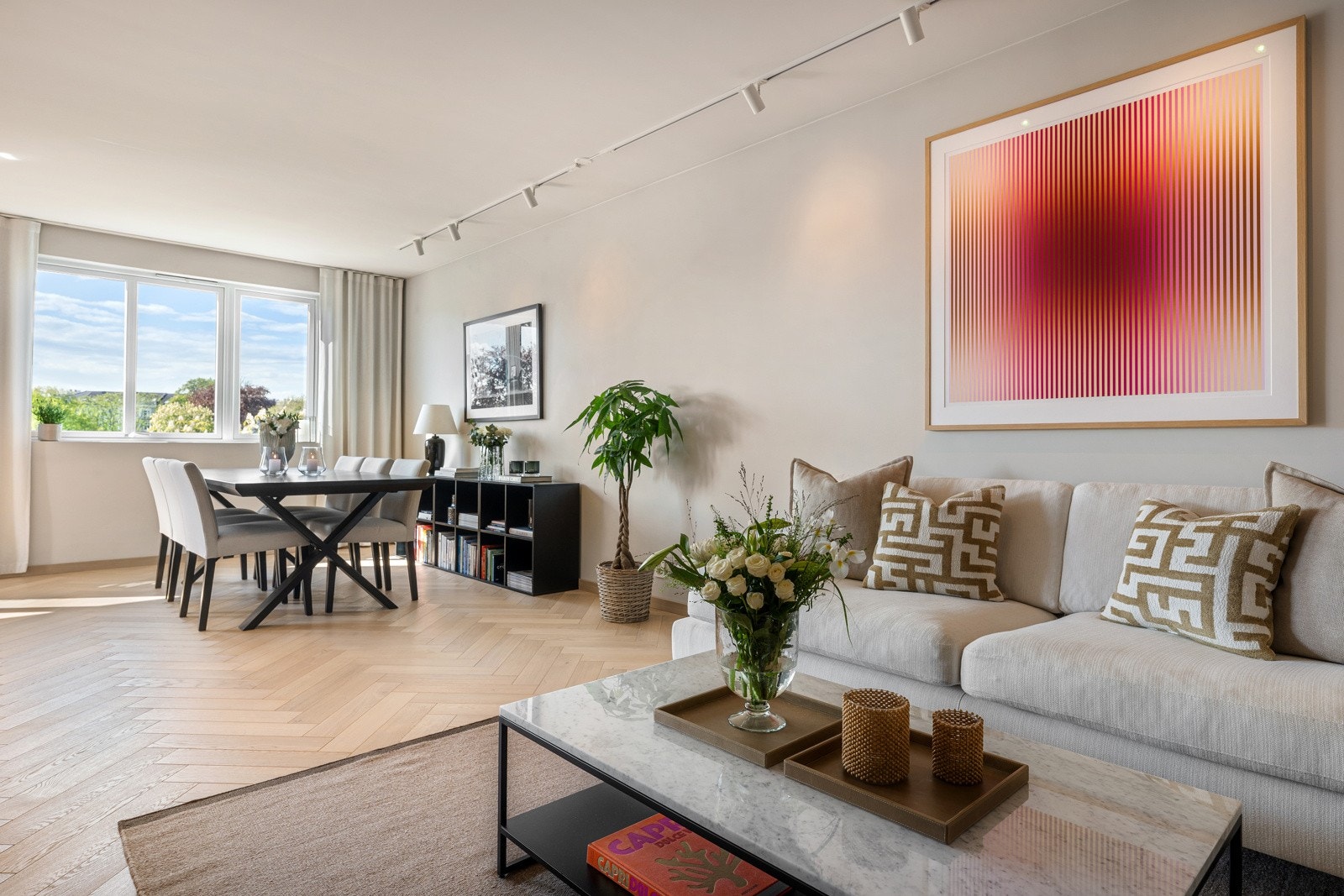 Store vindusflater i stuen rammer inn den vakre utsikten mot Homansbyen og Holmenkollen, og sørger for fantastisk lysinnslipp gjennom hele dagen - fra formiddagen til kvelden Galleribilde