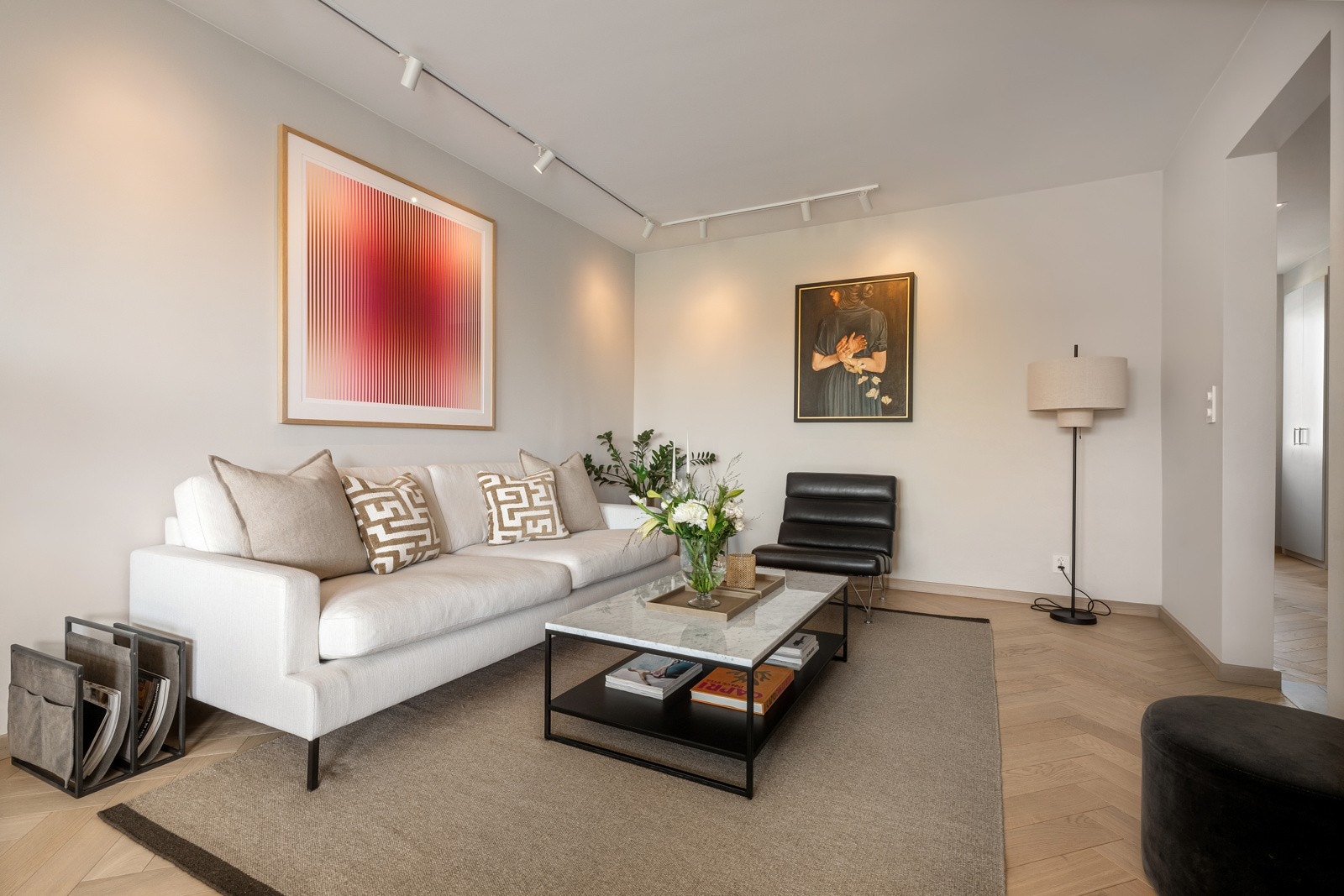 Rommet har god plass til både sofagruppe og et stort spisebord for hyggelige middager og sosiale sammenkomster Galleribilde