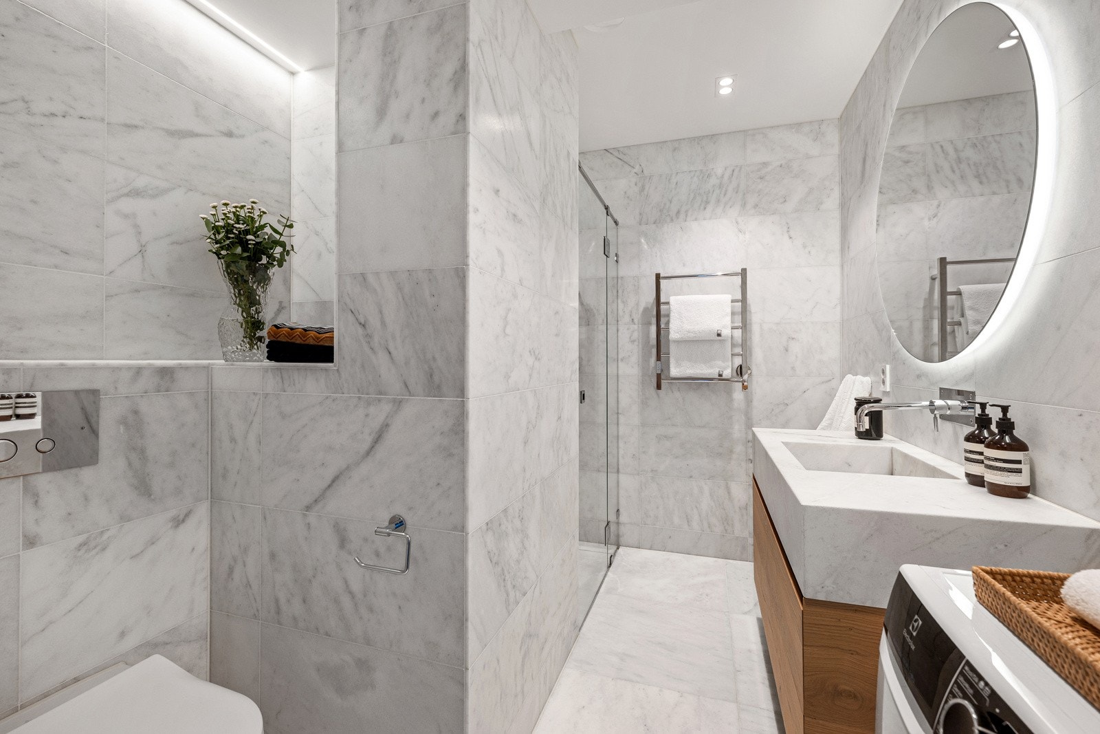 Badet er innredet med elegante materialer som Carrara marmor fra Italia, som gir et stilfullt og tidløst preg Galleribilde