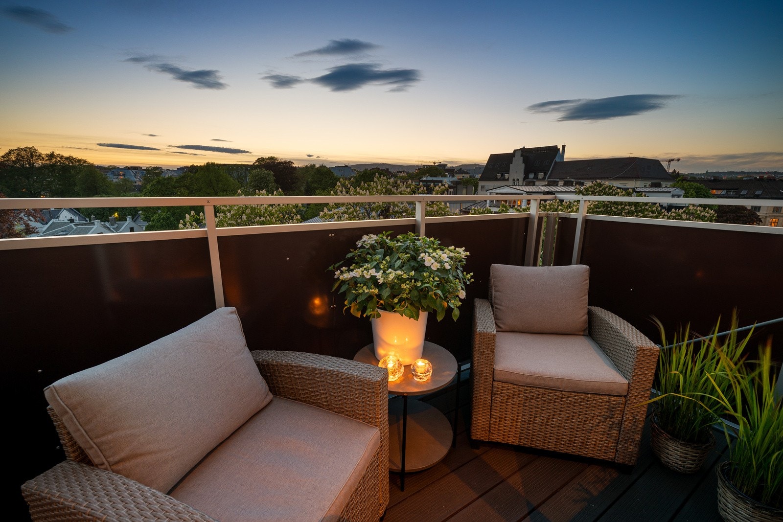 Her kan du nyte solen fra ca. 14:15 og helt til den går ned - perfekt for lange sommerkvelder Galleribilde