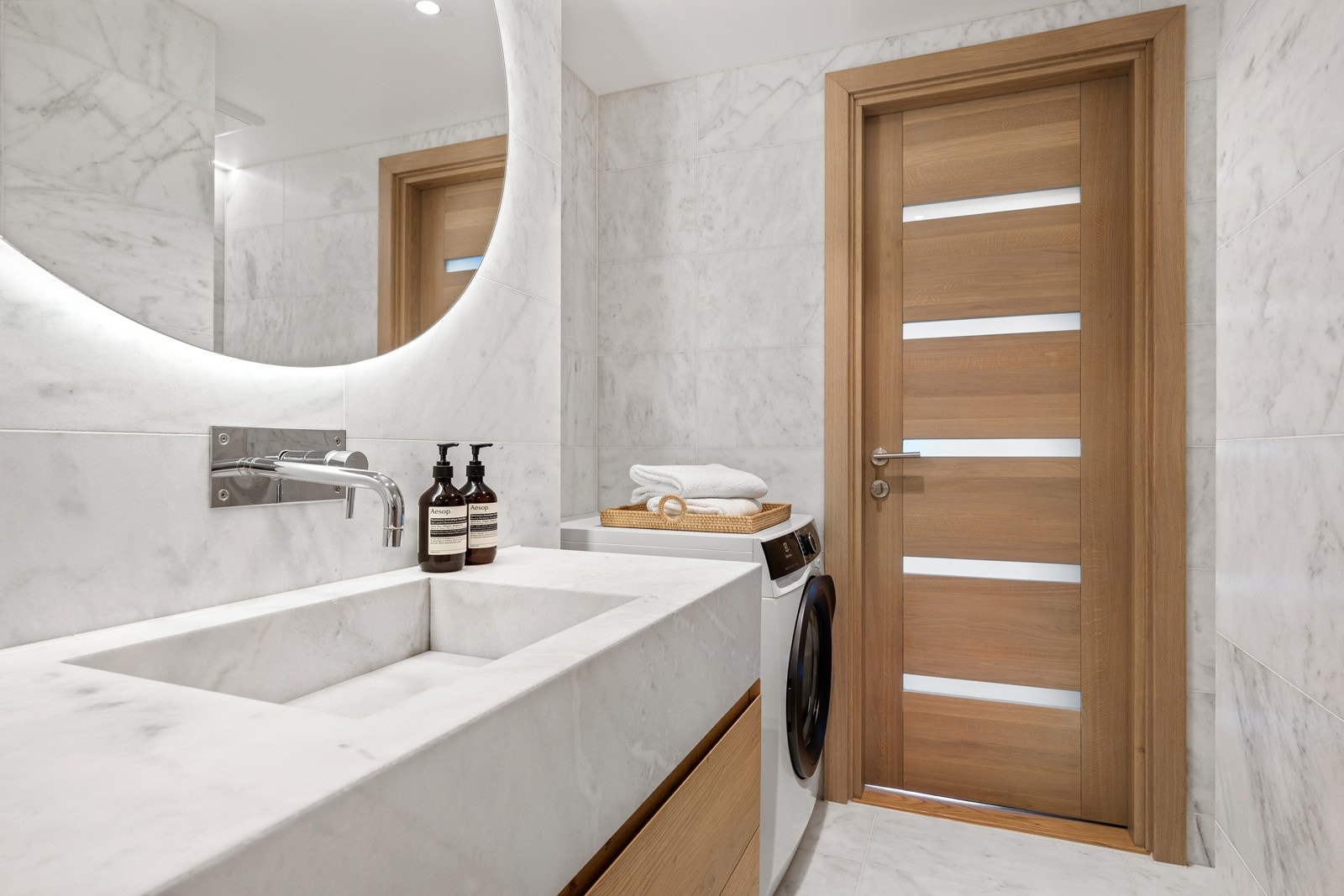 For belysning er det installert to lyssoner samt en lyslist i dusjsonen og over toalettet. Speilet har baklys, og det er også en elektrisk håndkletørker fra Smedbo for ekstra komfort. Badet har opplegg for både vaskemaskin og tørketrommel Galleribilde