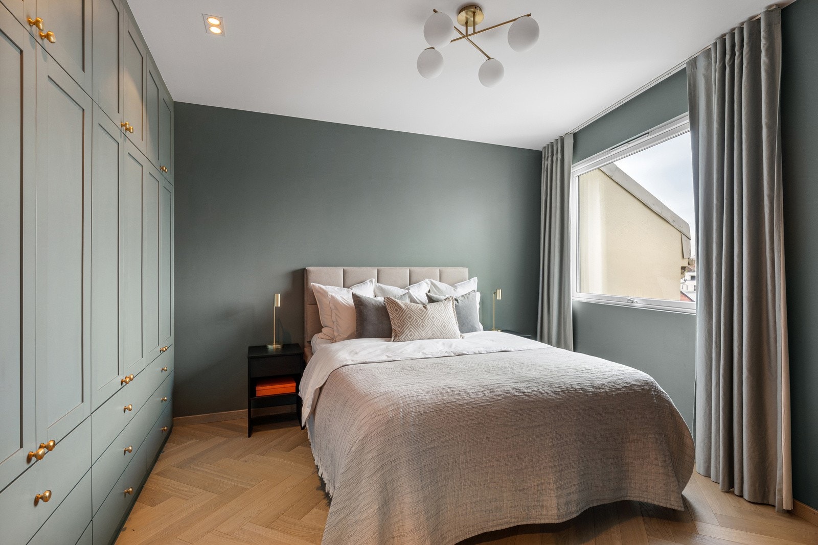 Hovedsoverommet er lyst og romslig, med morgensol Galleribilde