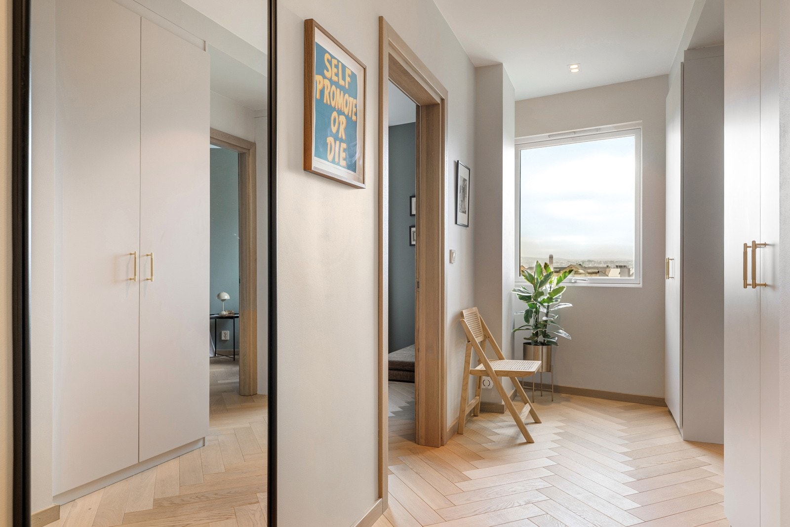 Leiligheten ligger høyt og fritt i syvende etasje og har heisadkomst til leilighetsplan Galleribilde