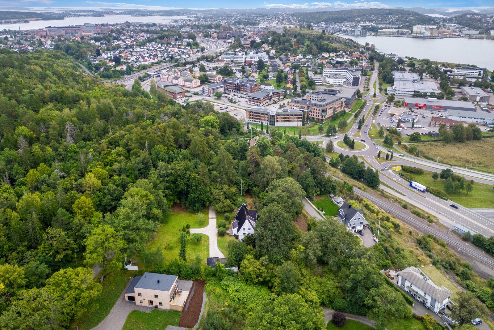 Sentralt med kort vei til sentrum samt E18 - Perfekt for deg som pendler Galleribilde