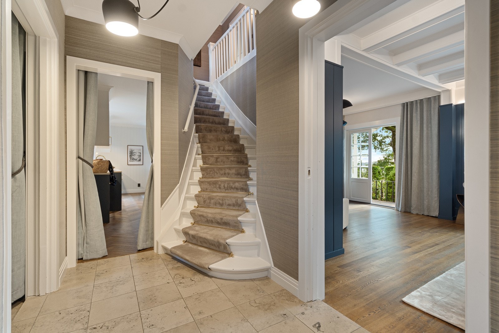 Original trapp tar deg opp til boligens 2. etg Galleribilde