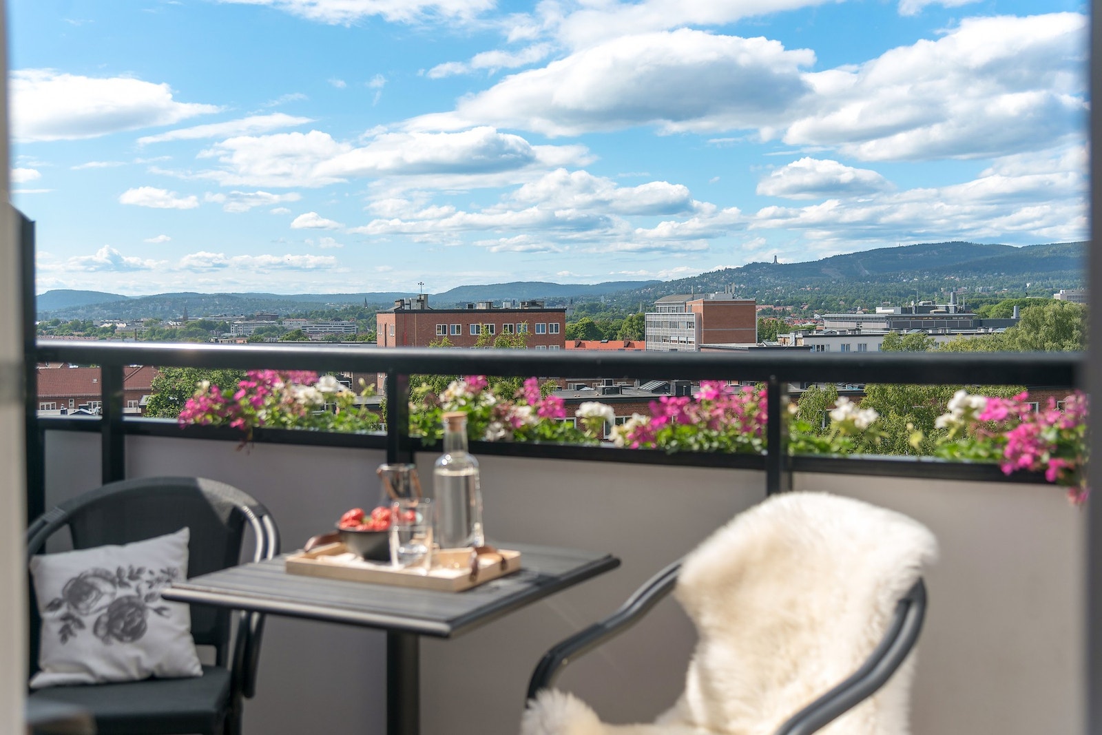 Flott utsikt og et grønt og et grønt og frodig utsyn på sommerhalvåret (bilde fra sommer 2018) Galleribilde