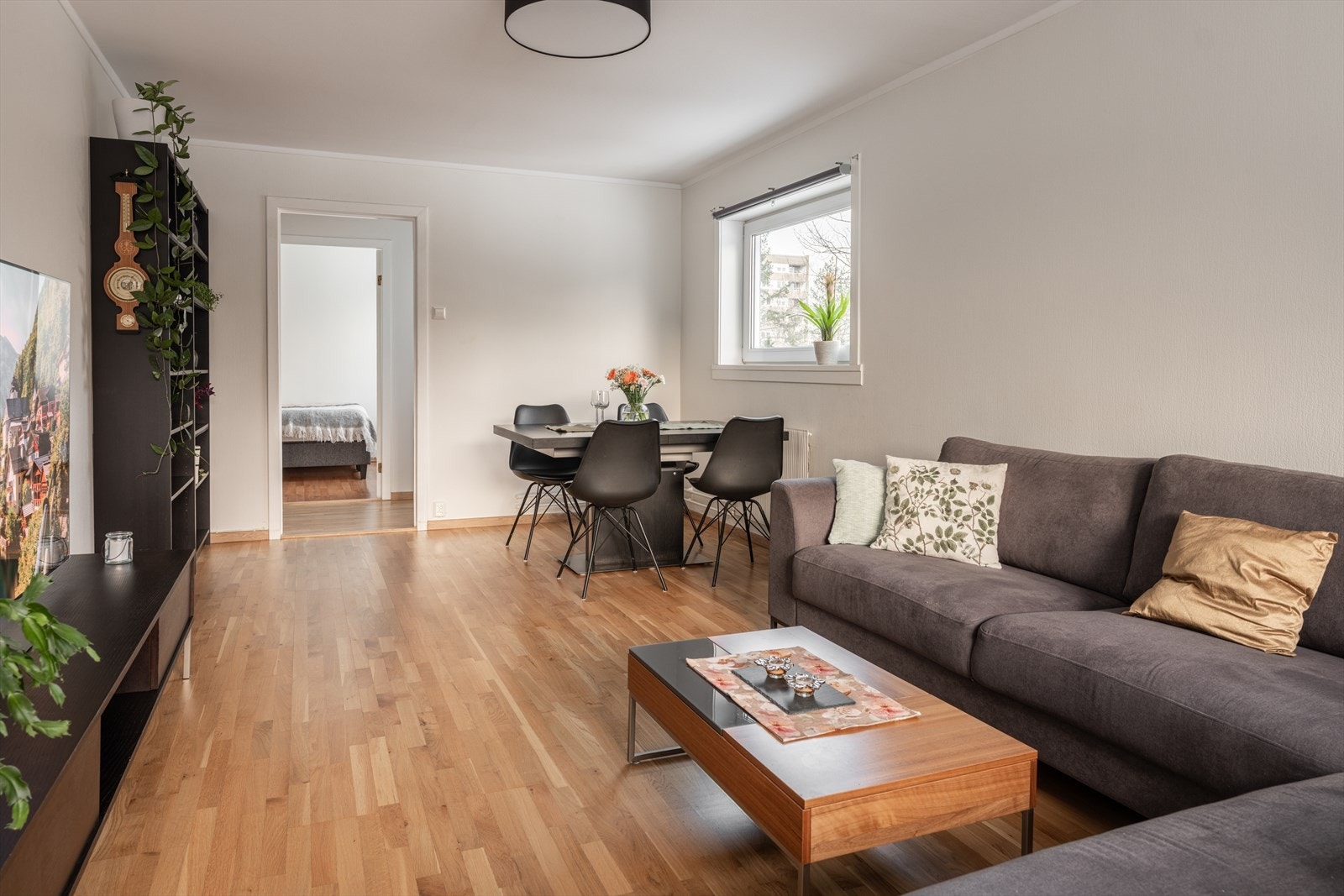 Her er det god plass for en romslig sofagruppe og TV-møblement. Galleribilde