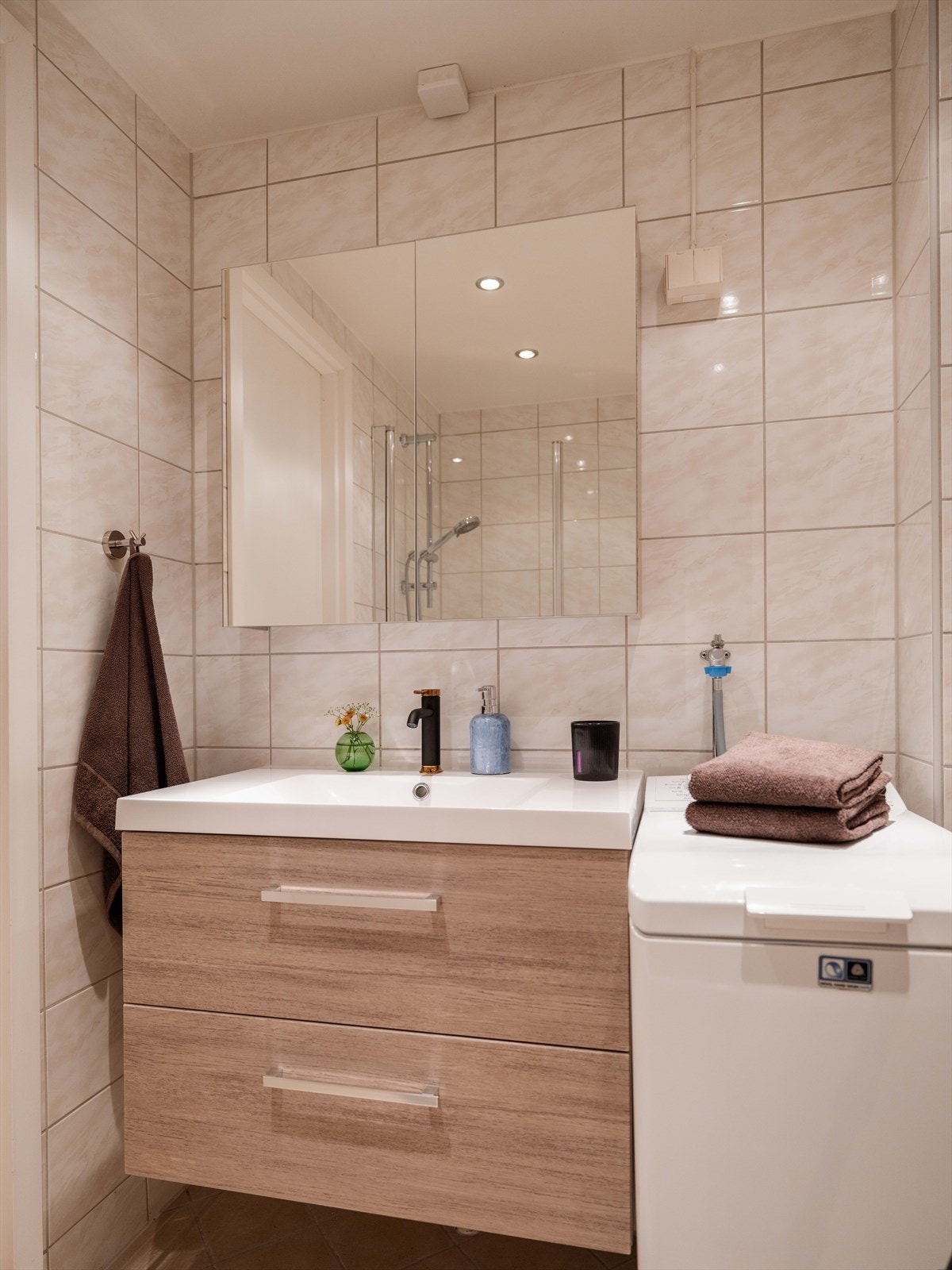 Rommet har opplegg for vaskemaskin og mekanisk avtrekk. Galleribilde