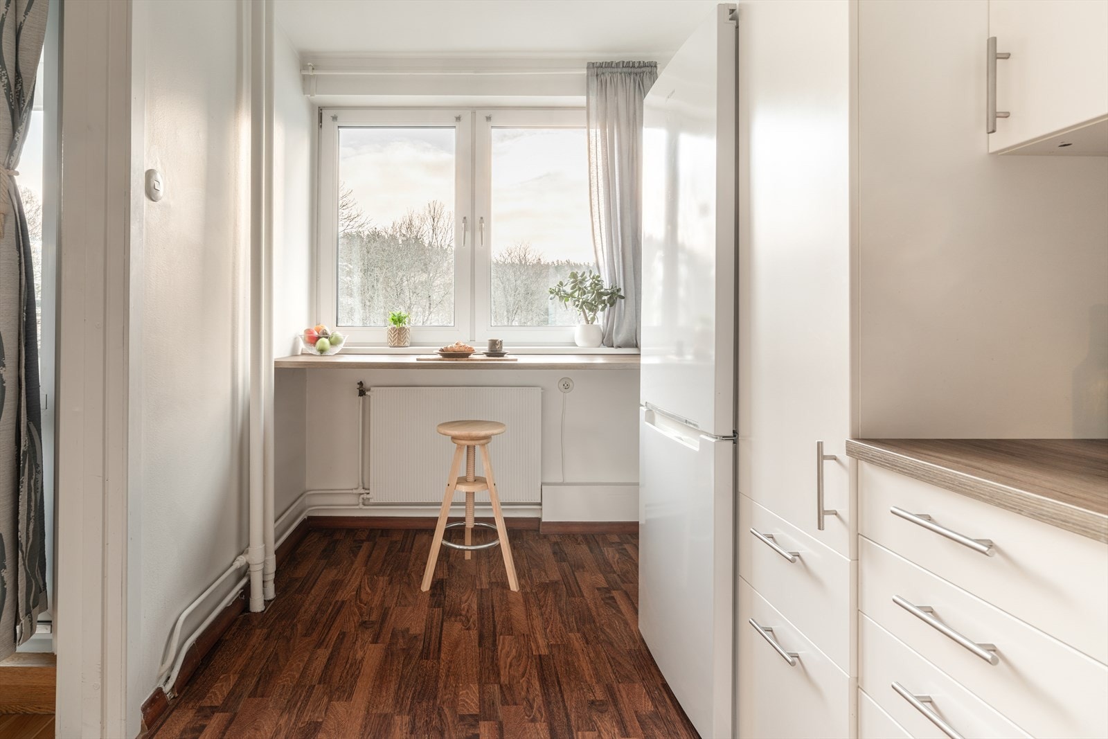 Stilrent kjøkken med rikelig skap- og benkeplass. Galleribilde