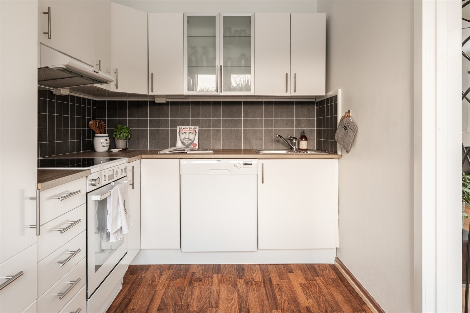 Kjøkkenet har en funksjonell innredning med fabrikklakkerte fronter oppgradert i 2019 og takhøye overskap som gir rikelig med lagringsplass. Galleribilde