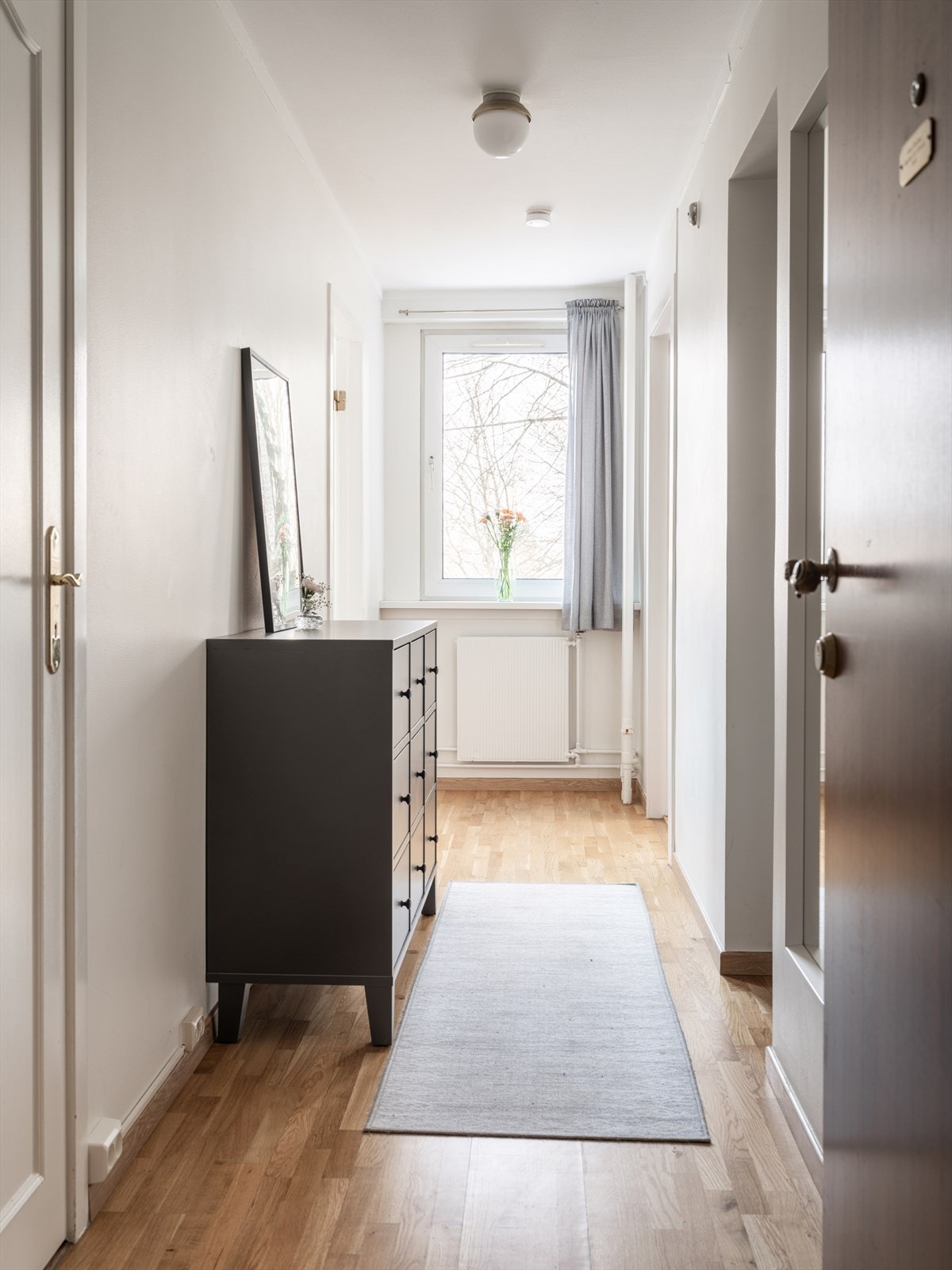 Lys, innbydende og romslig entré. Porttelefon ved inngangsdøren. Galleribilde