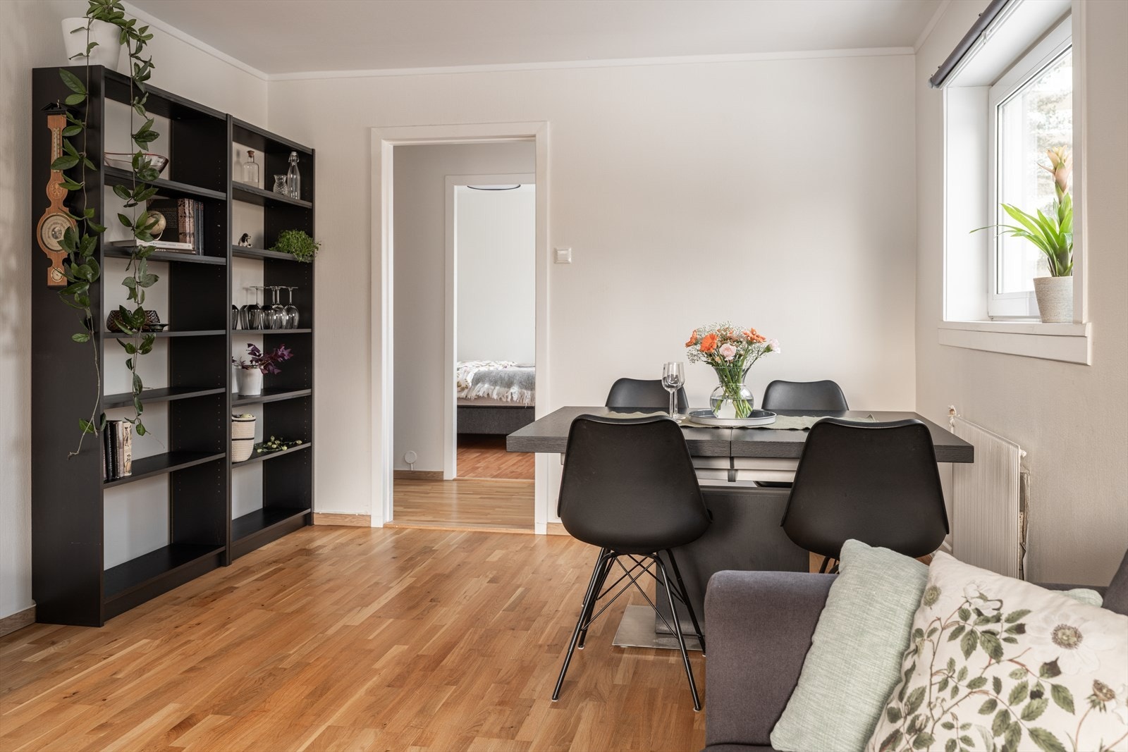 God plass til spisegruppe i tilknytning til stuen. Galleribilde