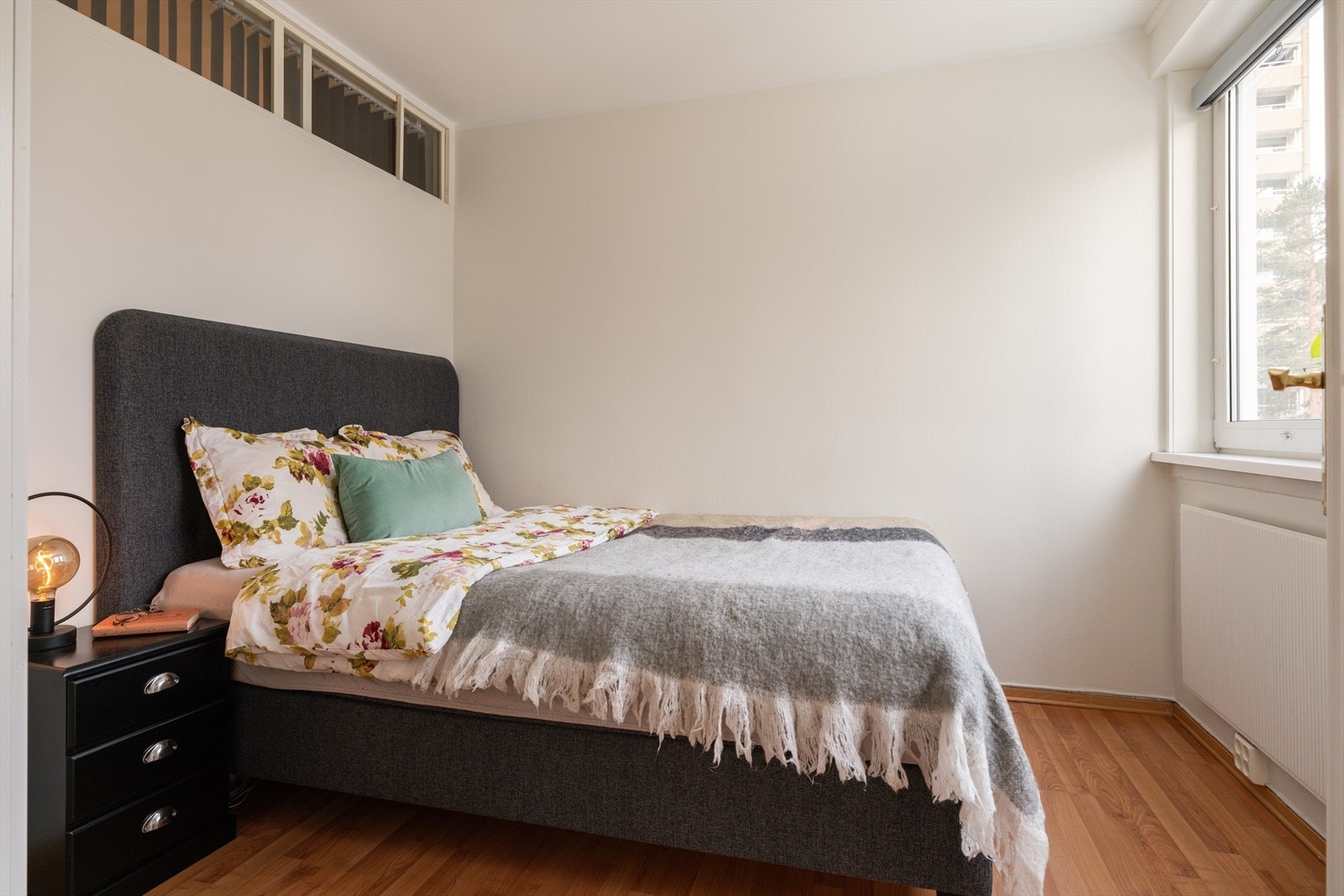 Soverommet er romslig med god plass til dobbeltseng og garderobeløsning. Galleribilde