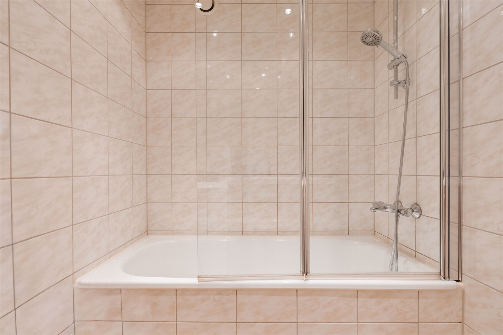 Innredningen består av en nedfelt servant og det er badekar med dusjhjørne. Galleribilde