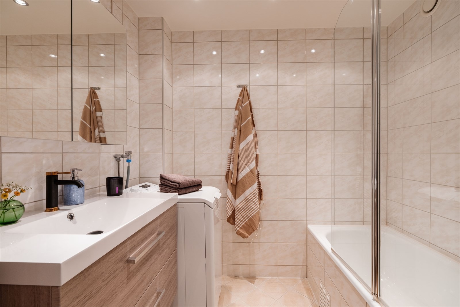 Badet ble rehabilitert i perioden 2011-2014 og har flislagte overflater med elektriske varmekabler i gulvet. Galleribilde