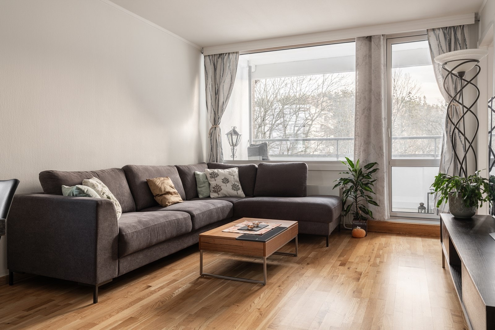 Stuen har store vindusflater som gir rikelig med naturlig lys Galleribilde