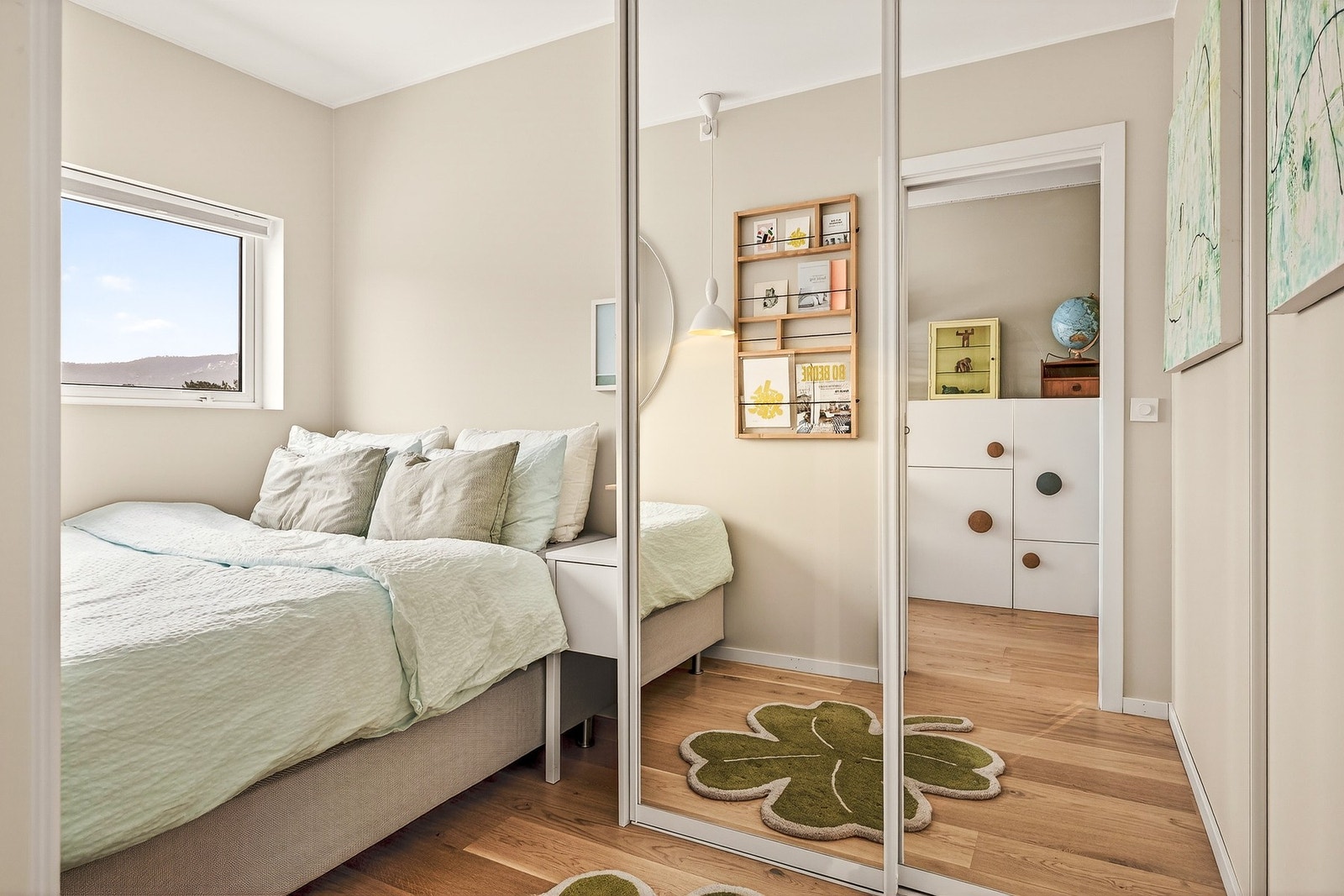 Soverom 2 Er utstyrt med praktisk skyvedørsgarderobe. Galleribilde