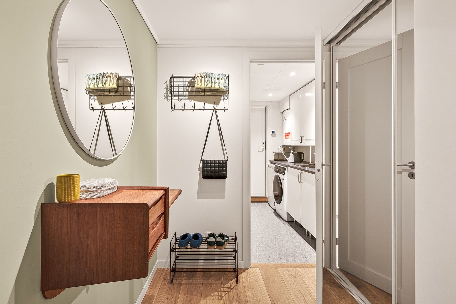 I leiligheten er det eget vaskerom. Vaskerommet er innredet med skap med slette fronter, laminat benkeplate og nedfelt vask i stål. Det er opplegg og plass for vaskemaskin/tørketrommel og fryseskap. Balansert ventilasjonsanlegg er plassert på vaskerommet. Galleribilde