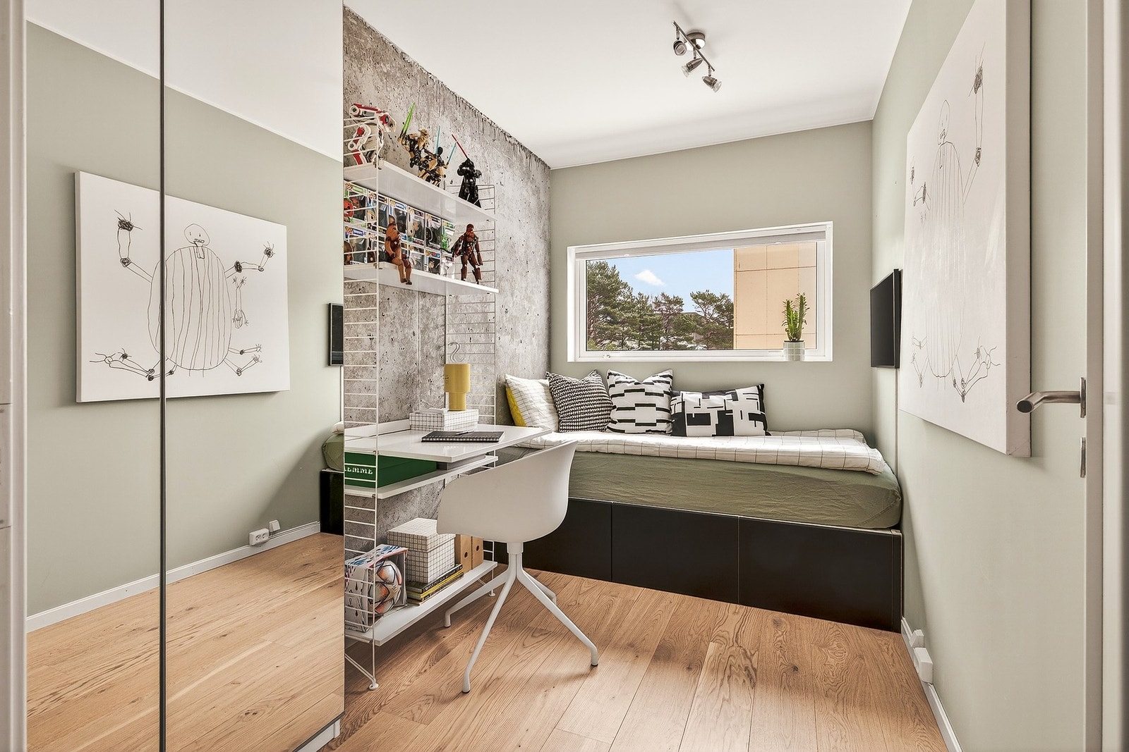 Soverom 3 - To av rommene har plassbygget seng med praktisk oppbevaring under, både i skuffer og under madrass, noe som gir svært gode oppbevaringsmuligheter. Galleribilde