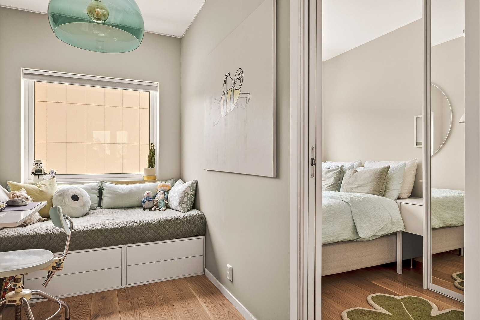 Opprinnelig har leiligheten tre soverom. Hovedsoverommet har senere blitt delt i to med lettvegg oppå gulvet og innebygd skyvedør. Her kan du enkelt åpne opp igjen ved behov! Galleribilde