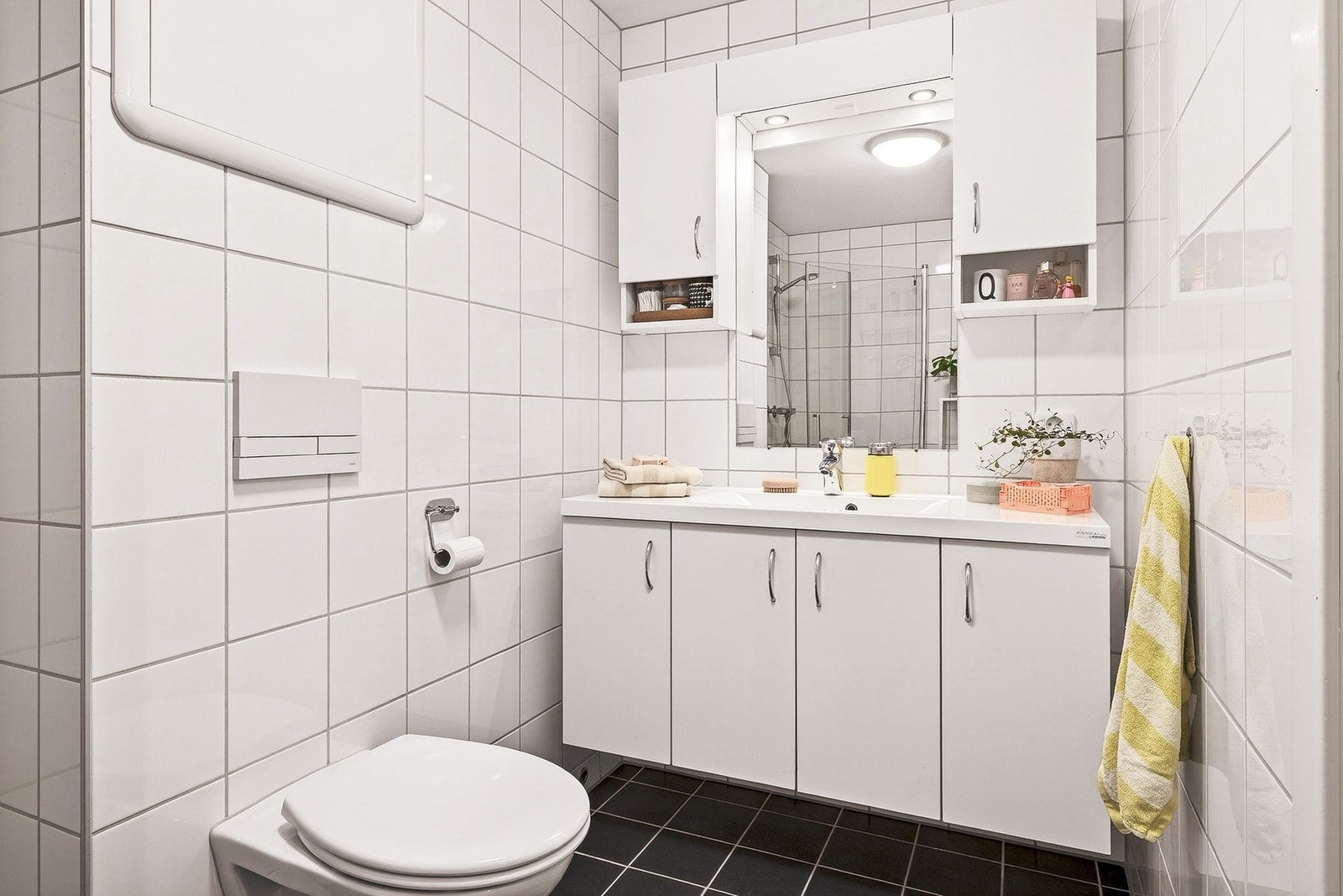 Badet er utstyrt med baderomsinnredning med nedfelt servant, vegghengt toalett og dusjhjørne. Galleribilde