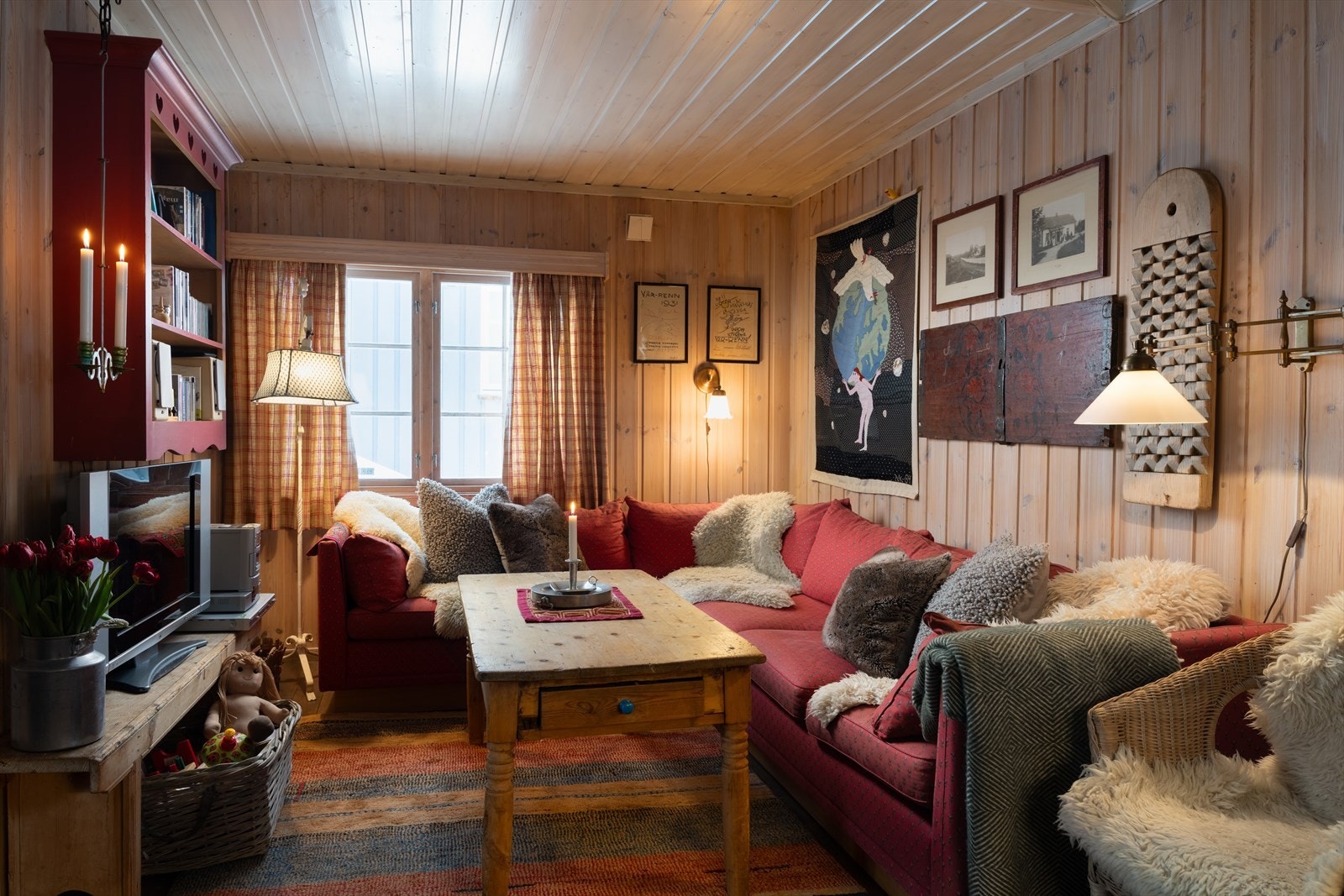 I det du kommer inn i hytta møter du en flott stue med en varm atmosfære Galleribilde