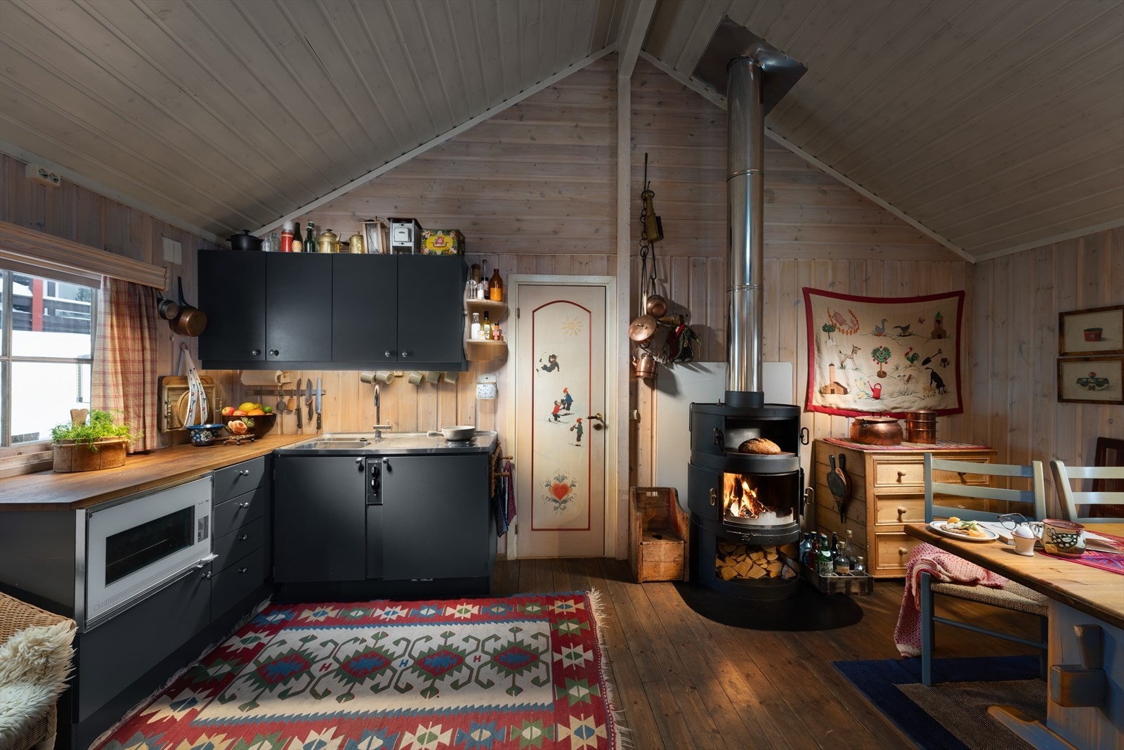 Innbydende og koselig kjøkken med spisestueplass Galleribilde