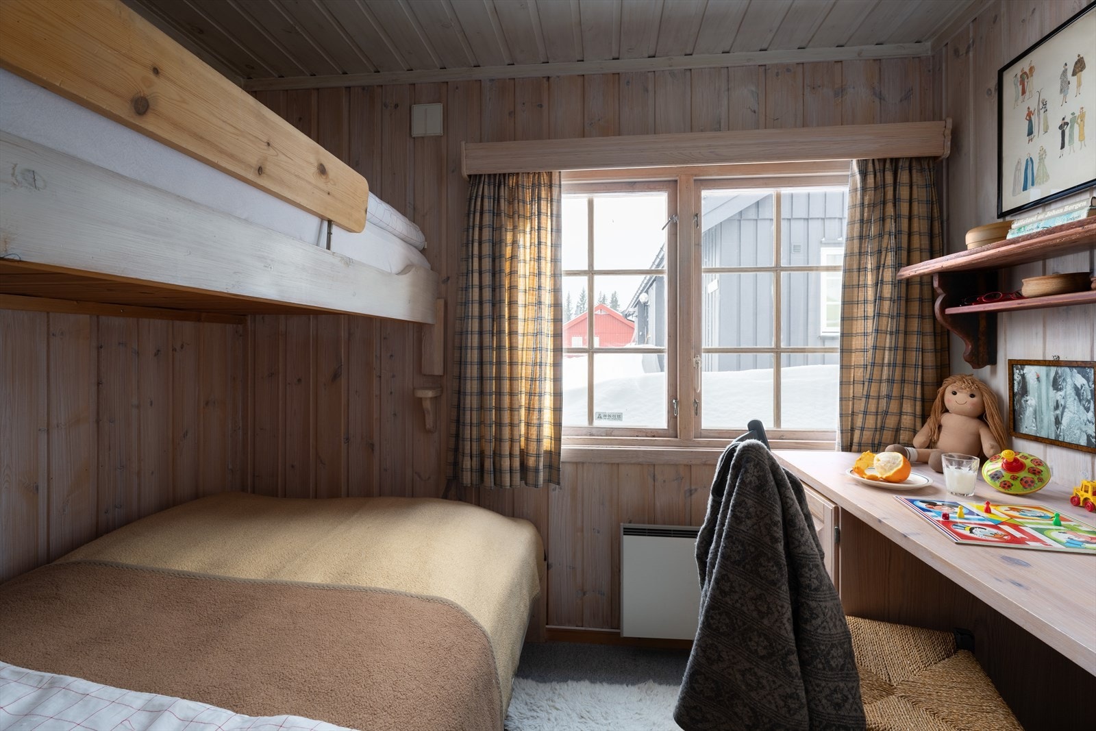 Soverommet har godt med sengeplass for 3. I tillegg er det et praktisk skrivebord. Det er hyggelig utsyn og godt med naturlig lysinnslipp. Galleribilde