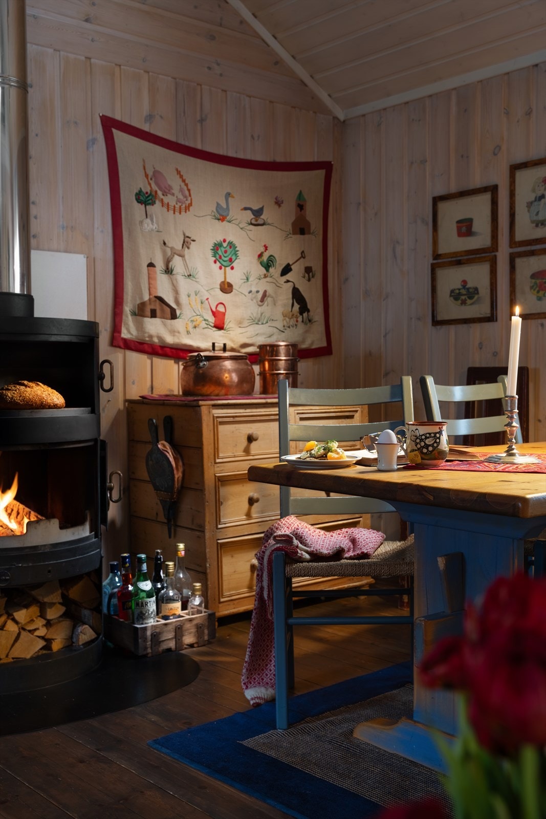 Hytta har panel på vegger og i himling Galleribilde