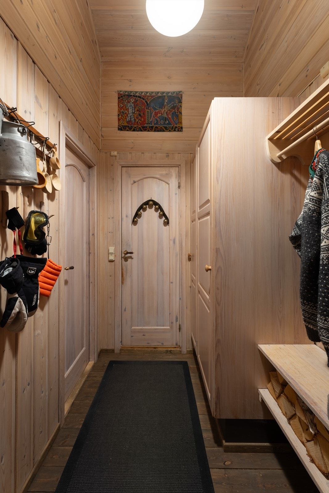 Plassbesparende garderobeløsning gir god oppbevaringsmulighet. Galleribilde