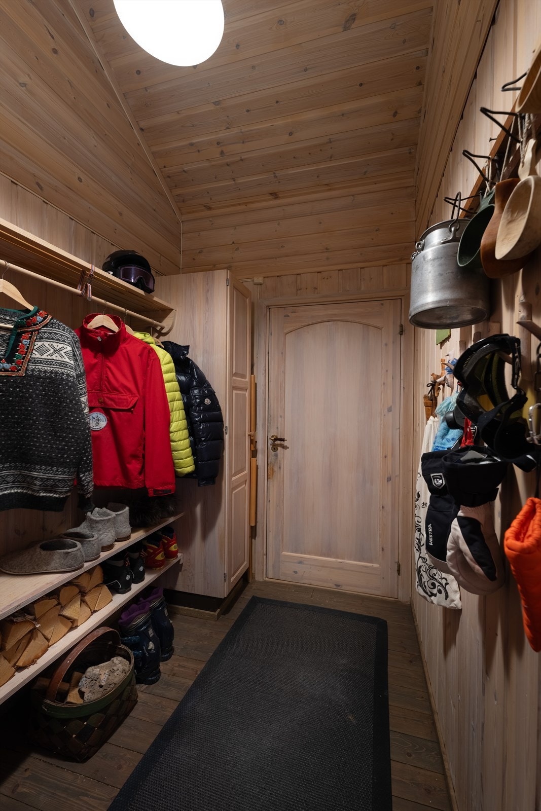 Hyggelig entré med praktisk oppbevaringsplass for yttertøy og sko. Galleribilde