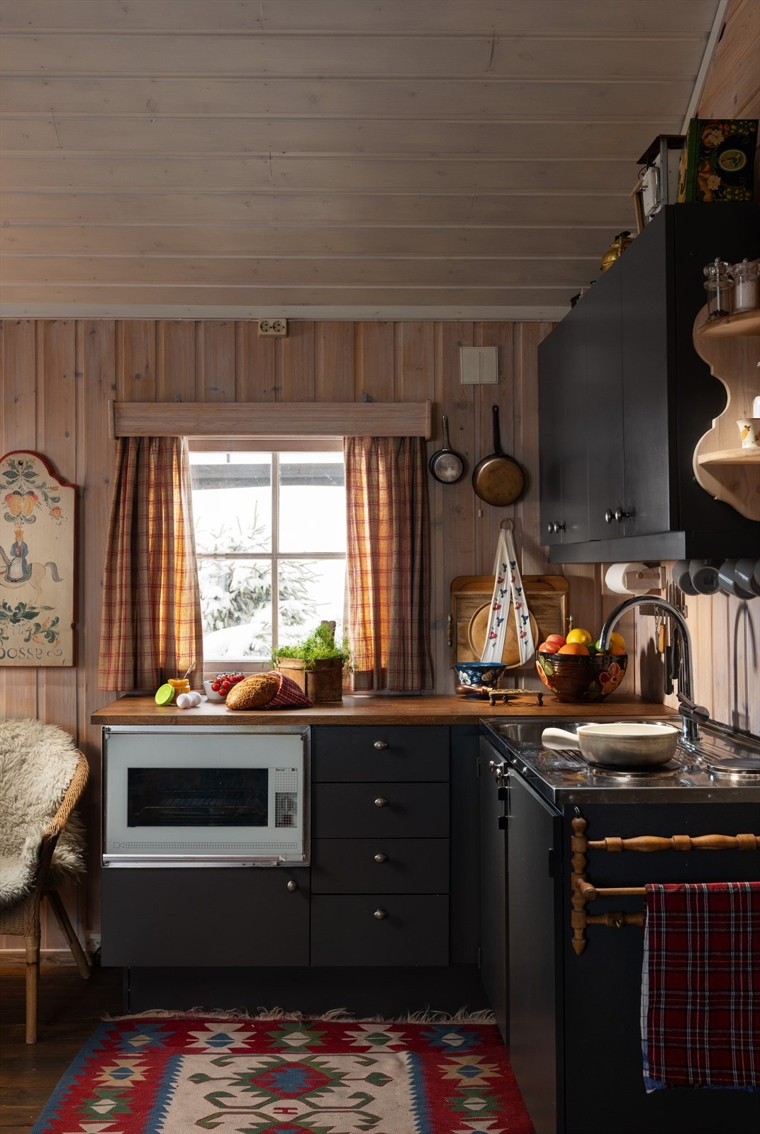 Kjøkkenet fremstår velholdt, med malte fronter som gir et tidløst og hyggelig uttrykk. Galleribilde