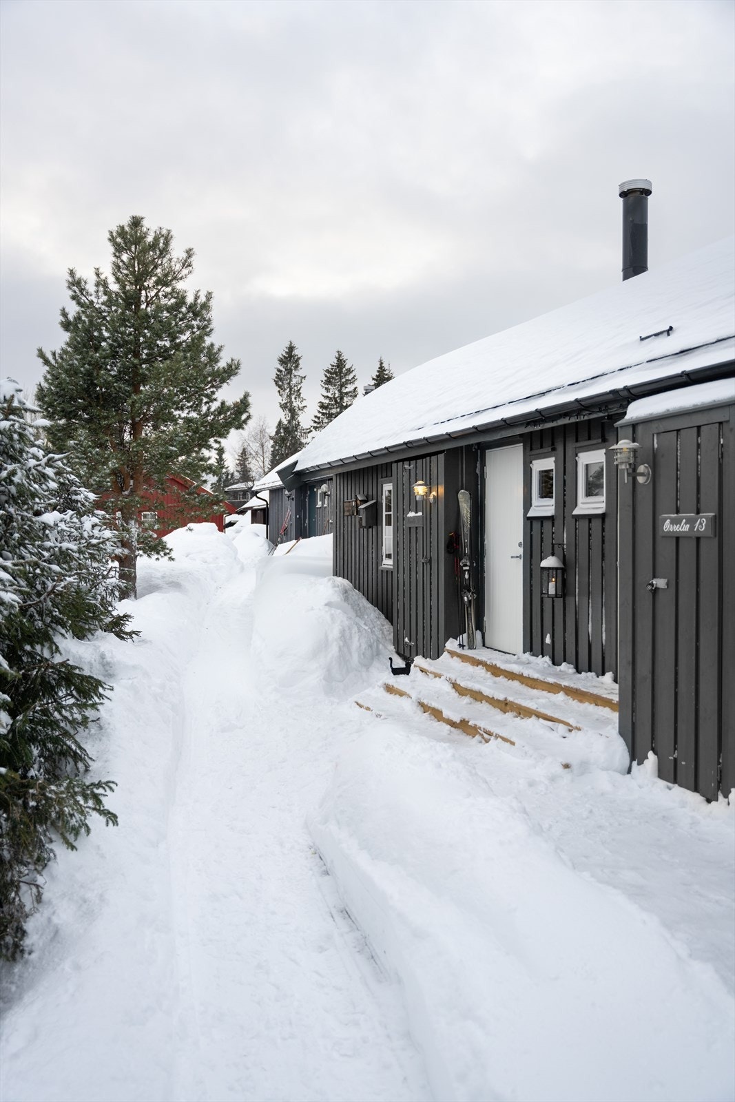 Her kan du spenne på deg skiene og kjøre rett ut i bakken eller gå lange skiturer i fjellet Galleribilde