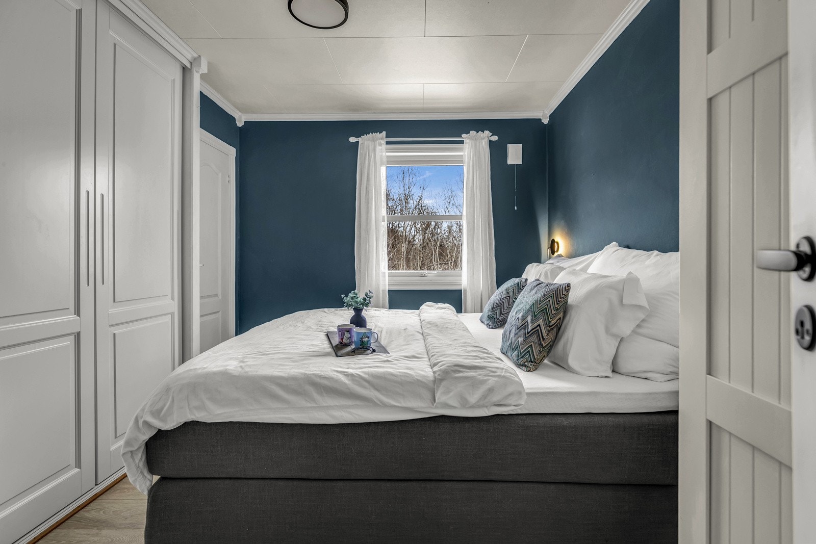 Hovedsoverom med skyvedørsgarderobe og plass til dobbeltseng. Galleribilde