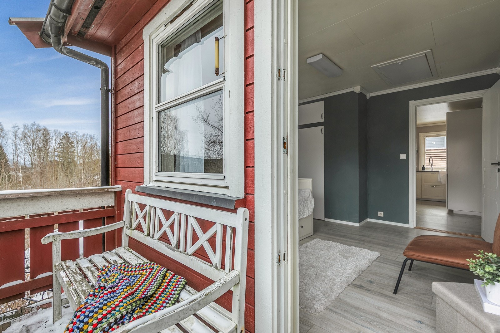 Utgang fra soverom 2 til liten balkong med morgensol. Galleribilde