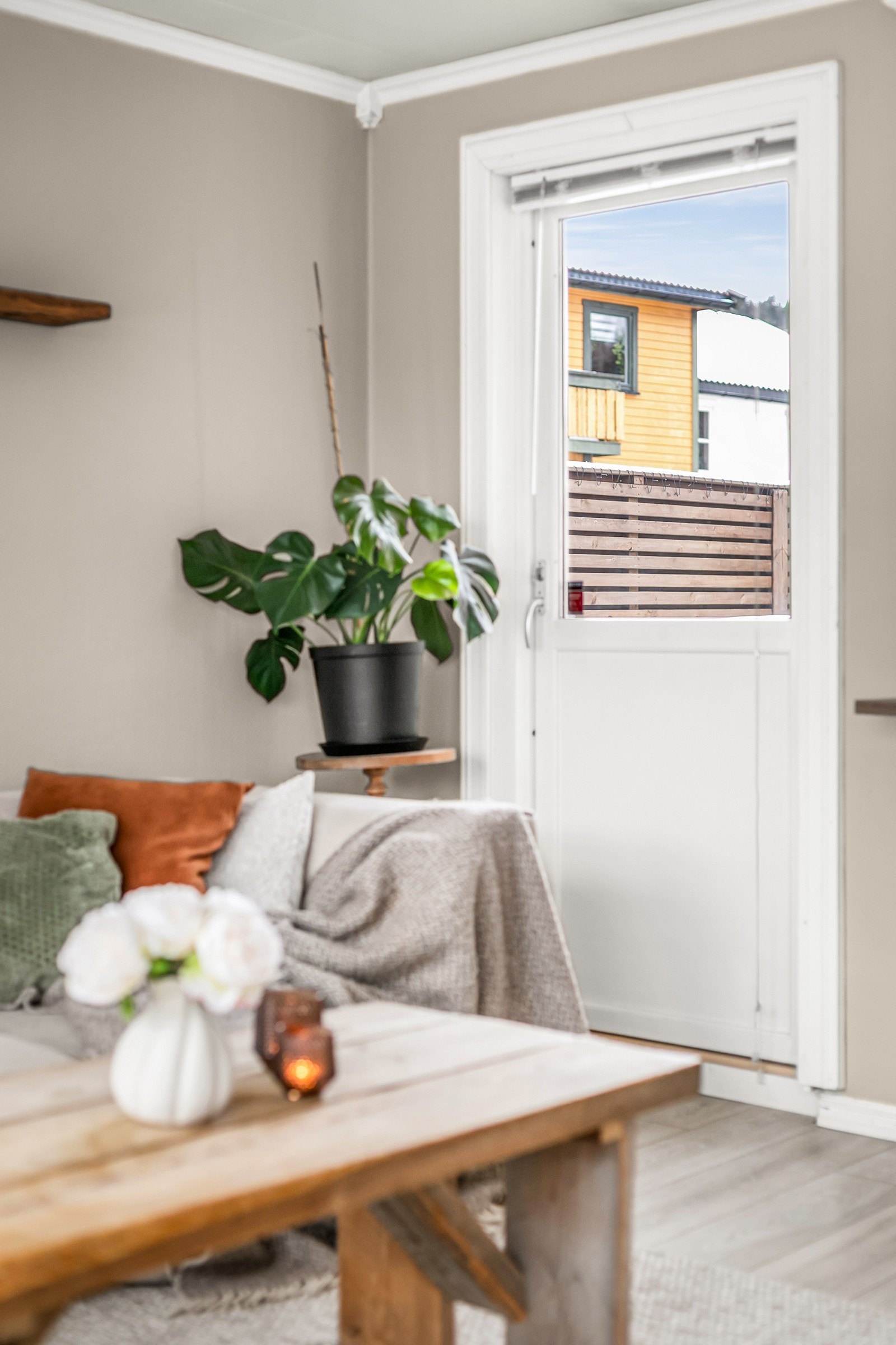 Utgang til usjenert uteplass på 36 kvm med ettermiddagssol fra stuen. Galleribilde