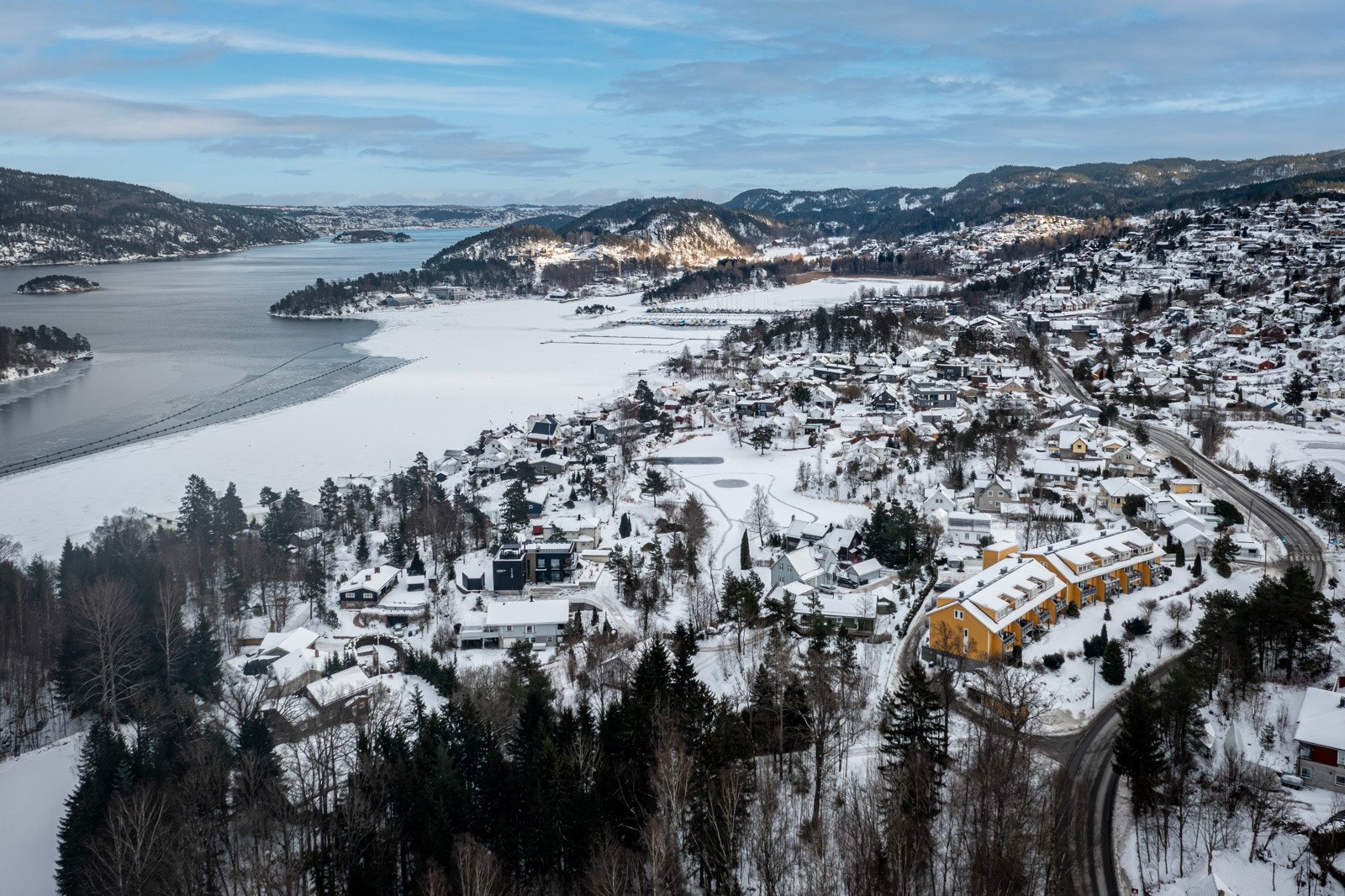 Kort vei til barnehage, barne- og ungdomsskole, og ellers Sætre sentrum som har et rikelig servicetilbud, restauranter, vinmonopol, apotek og diverse butikker. Galleribilde