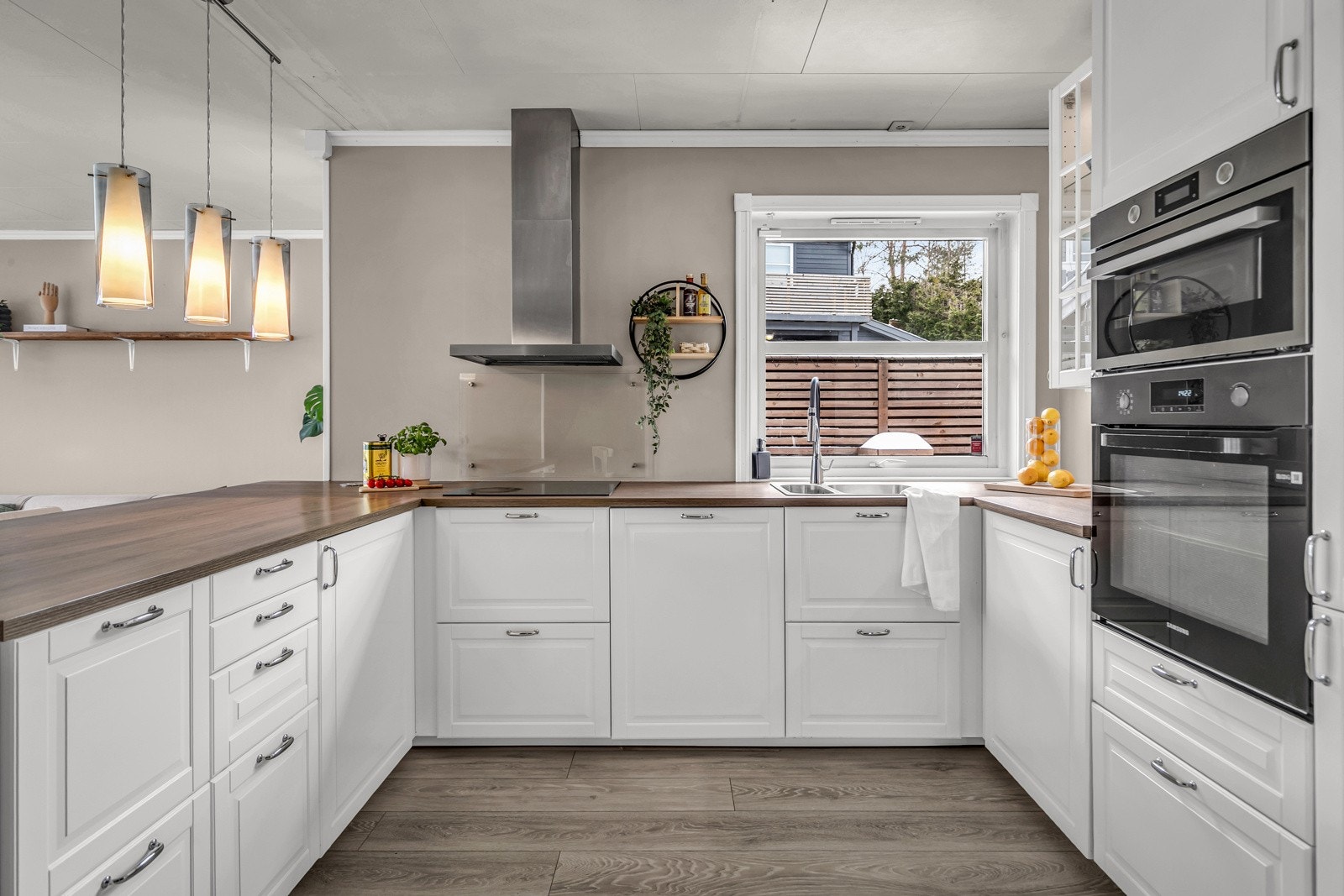 Godt med skap- og benkeplass. Galleribilde