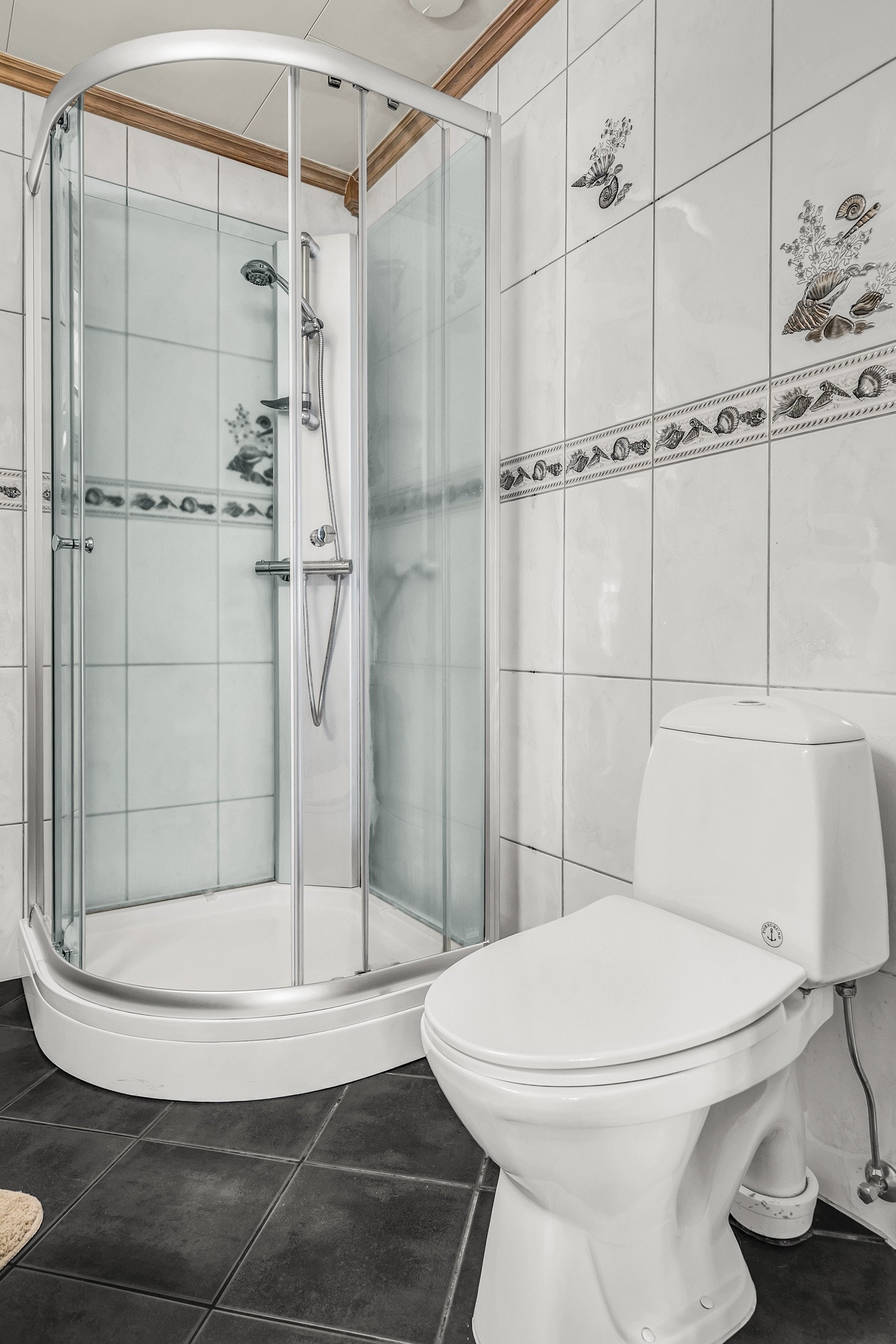 Dusjkabinett og gulvstående toalett. Opplegg for vaskemaskin. Galleribilde