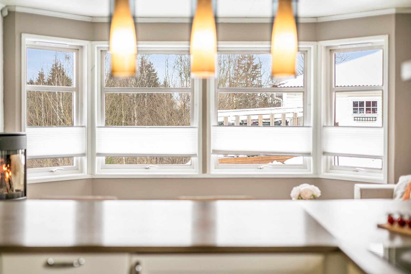 Store vindusflater som gir rikelig med naturlig lys samtidig som det er lite innsyn. Galleribilde