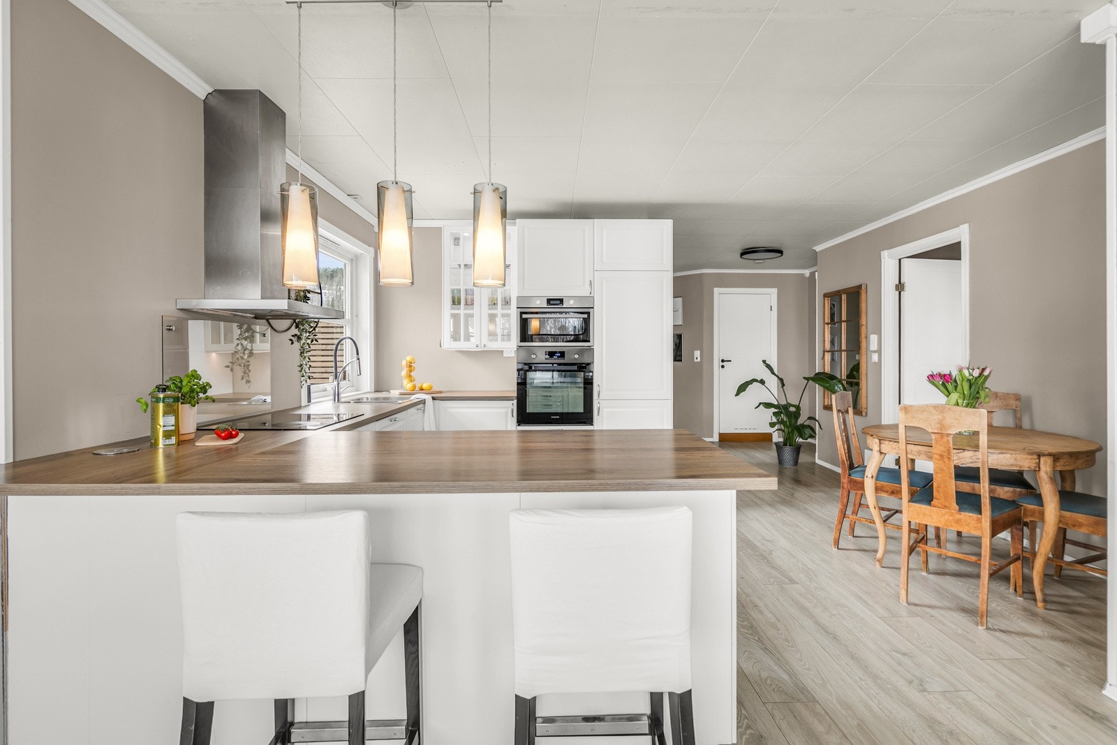 Lyst og pent kjøkken fra 2019. Galleribilde