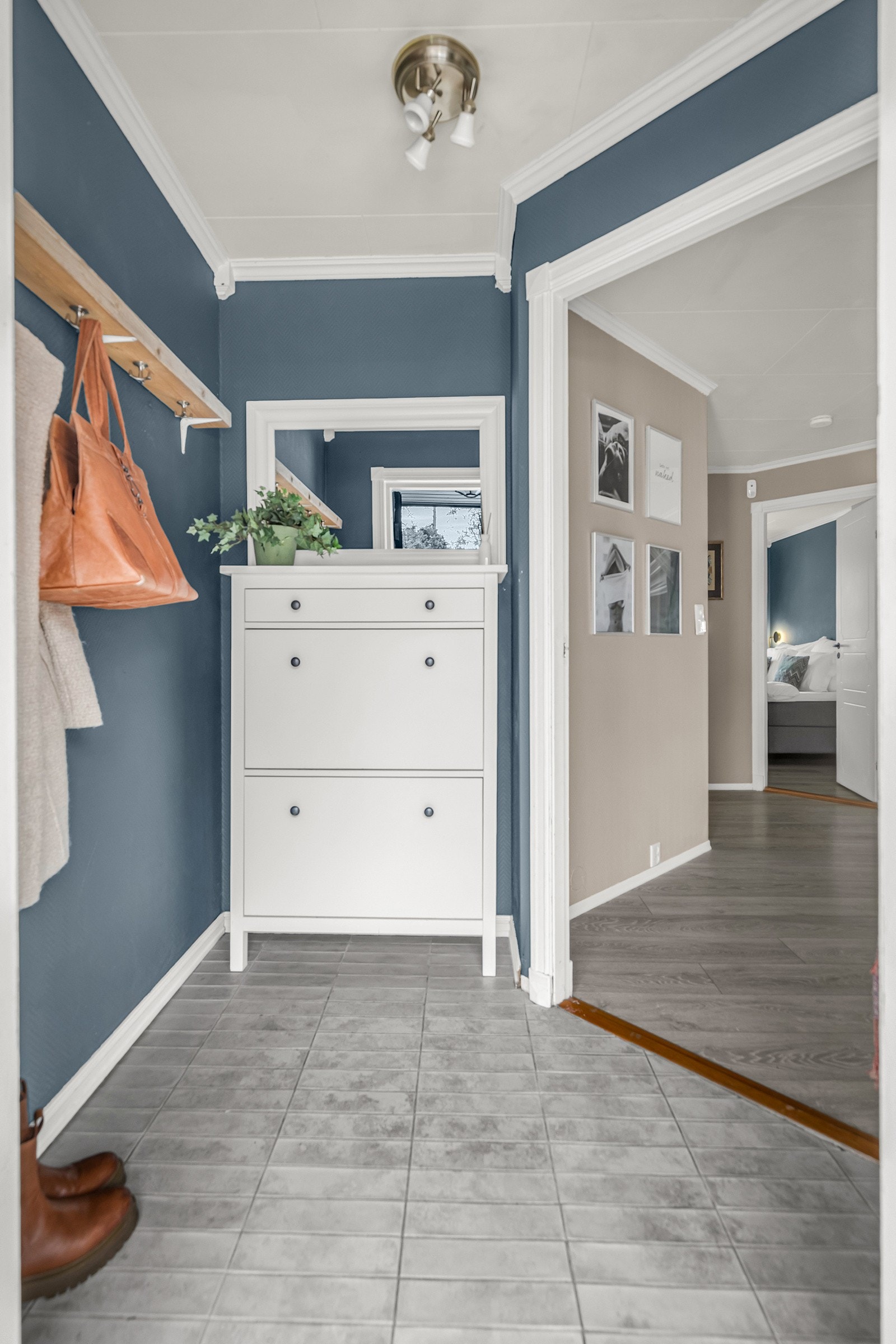 Vindfang/entré med plass til å henge fra seg yttertøy. Flislagt gulv med gulvvarme. Galleribilde