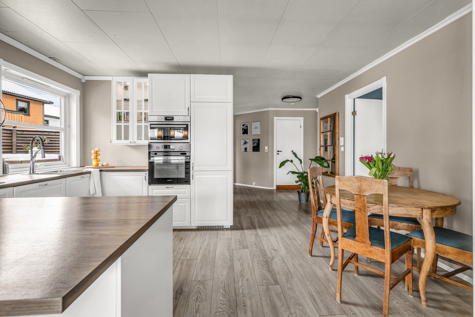 Kjøkkenet ligger i åpen løsning mot stuen og har plass til spisebord. Galleribilde