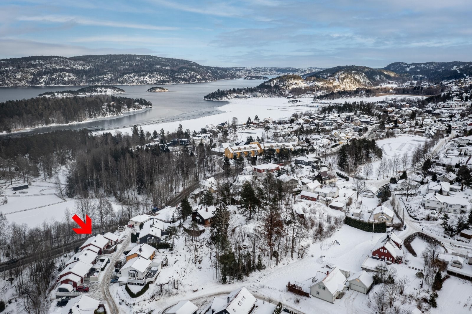 Eiendommen ligger i et veletablert og rolig boligområde i blindvei uten gjennomgangstrafikk med gangavstand til sentrum og fjorden, samt busstopp. Galleribilde