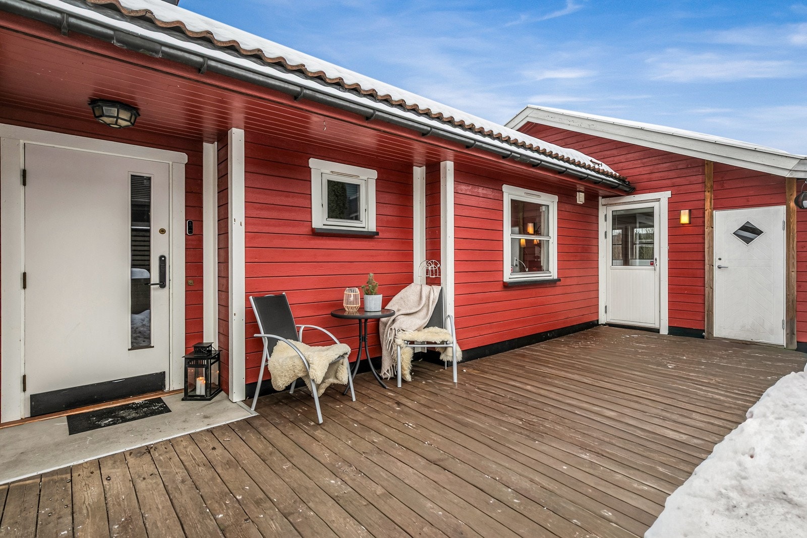 Usjenert terrasse med ettermiddagssol. Galleribilde