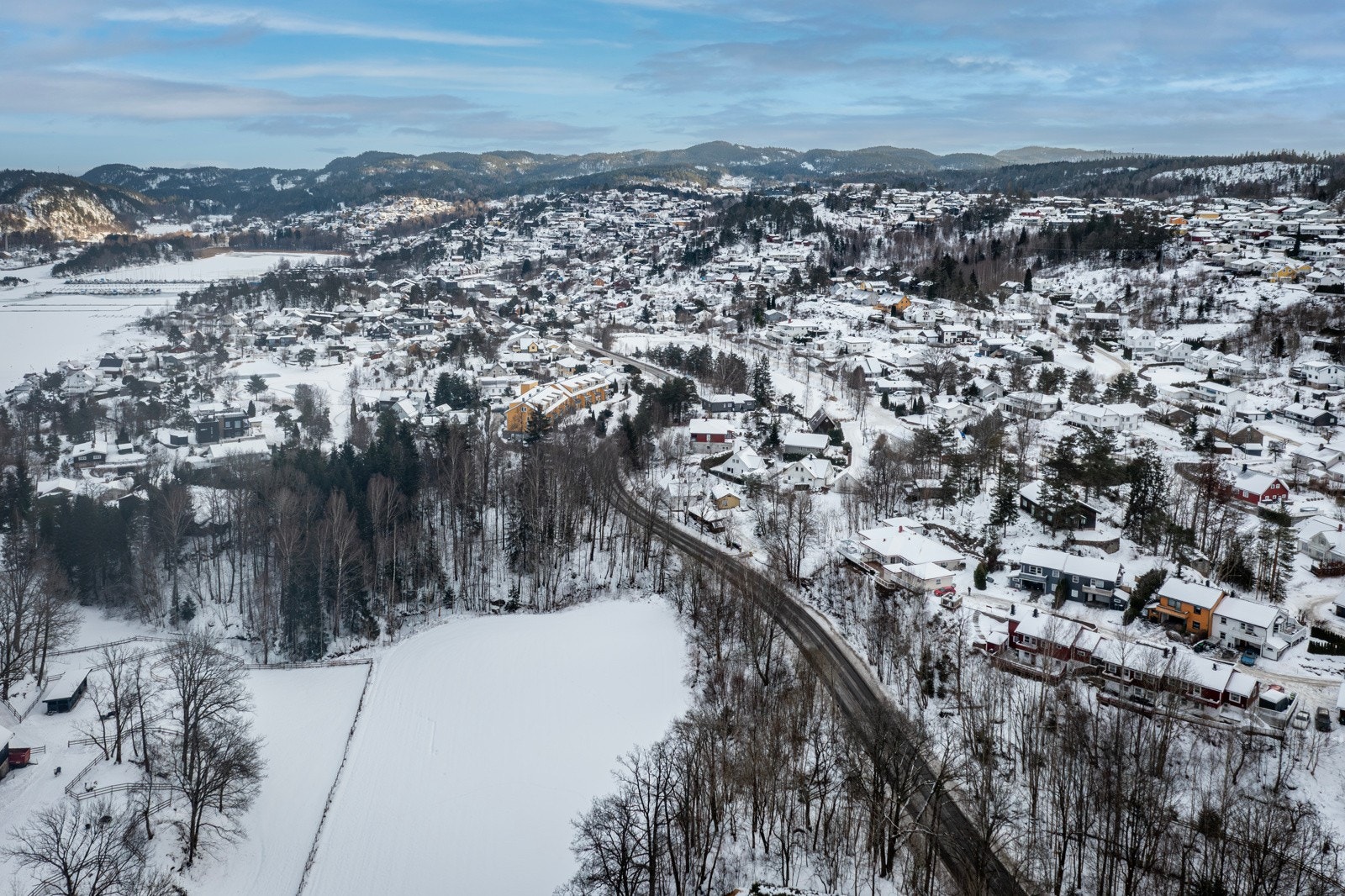Nærhet til fjorden og Hurummarka samt flotte turområder sommer som vinter. Galleribilde