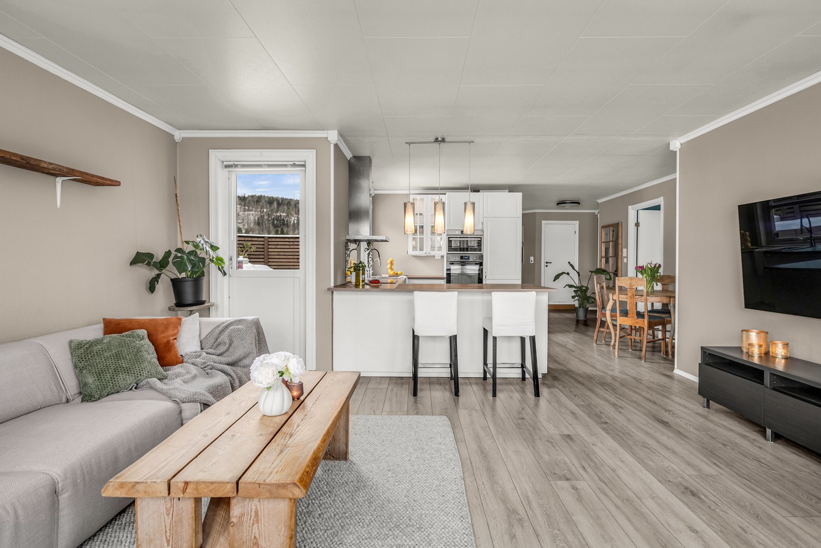 Lys og luftig stue med god plass til sofa, Tv-bord og øvrig møblement. Galleribilde