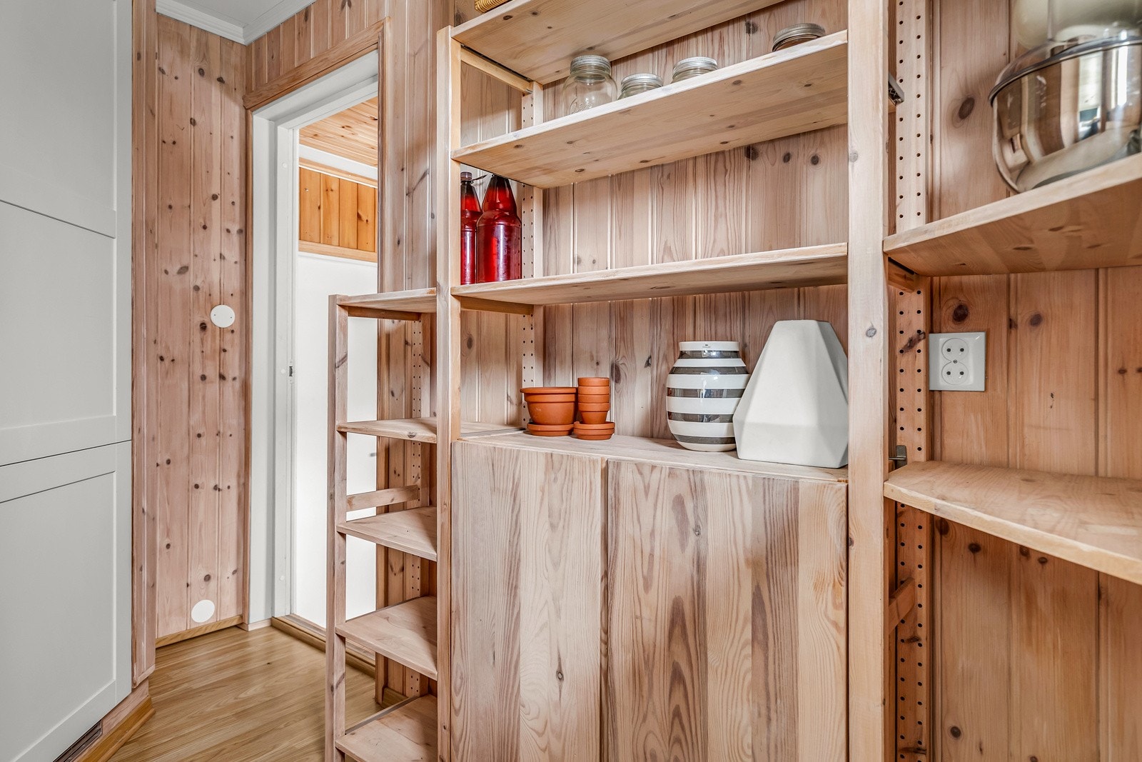 Fra hovedsoverommet er det adkomst til en praktisk bod med kjølerom. Galleribilde